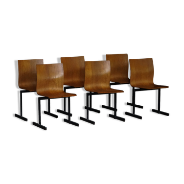 Ensemble de 6 chaises empilables industrielles par Niels Larsen, métal noir et chêne, années 1960