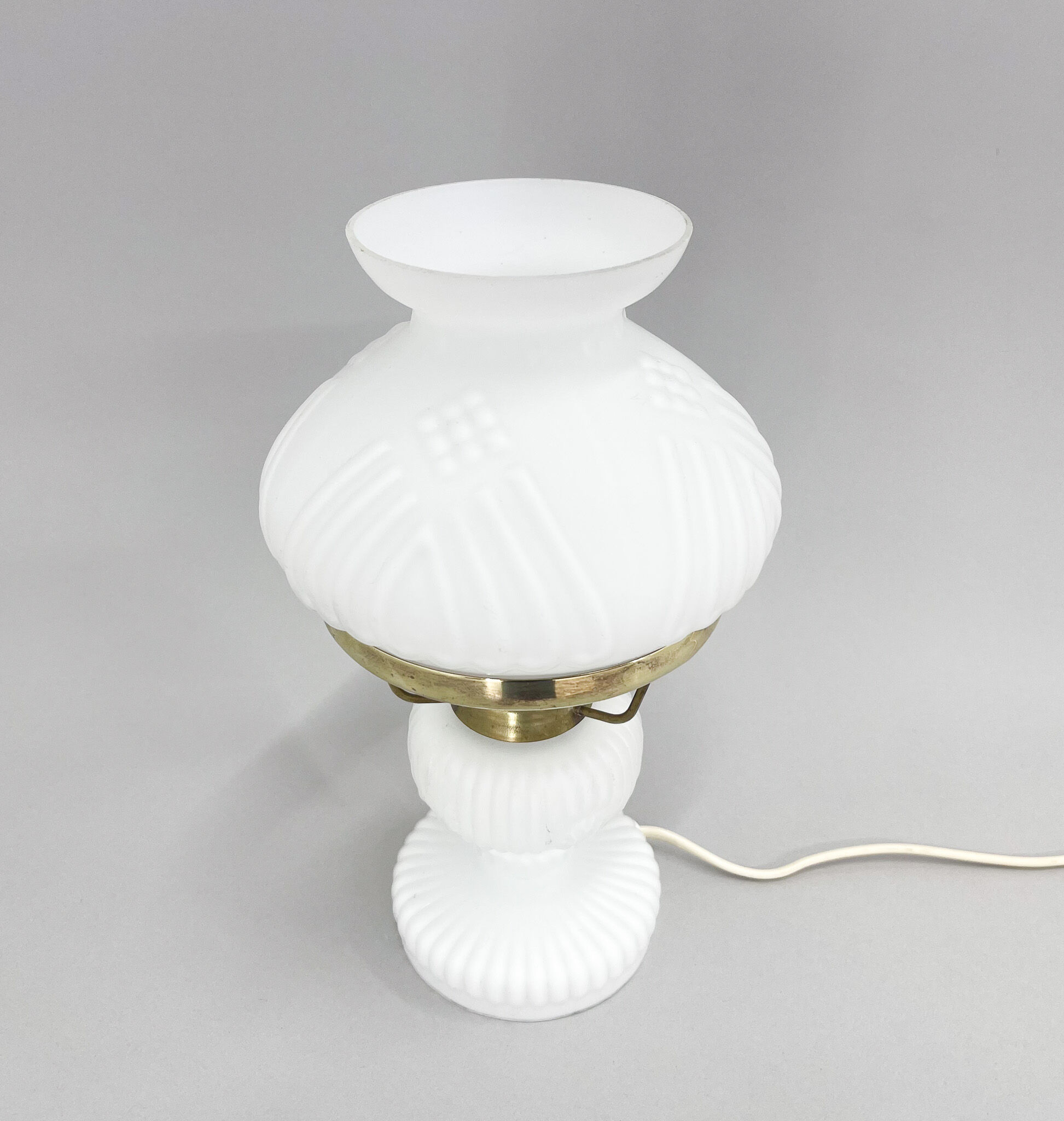Lampe de table vintage en verre opalin et laiton
