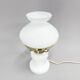 Lampe de table vintage en verre opalin et laiton
