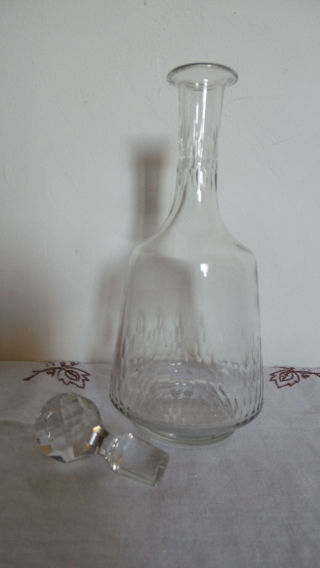 Hand-cut glass decanter, faceted glass cap