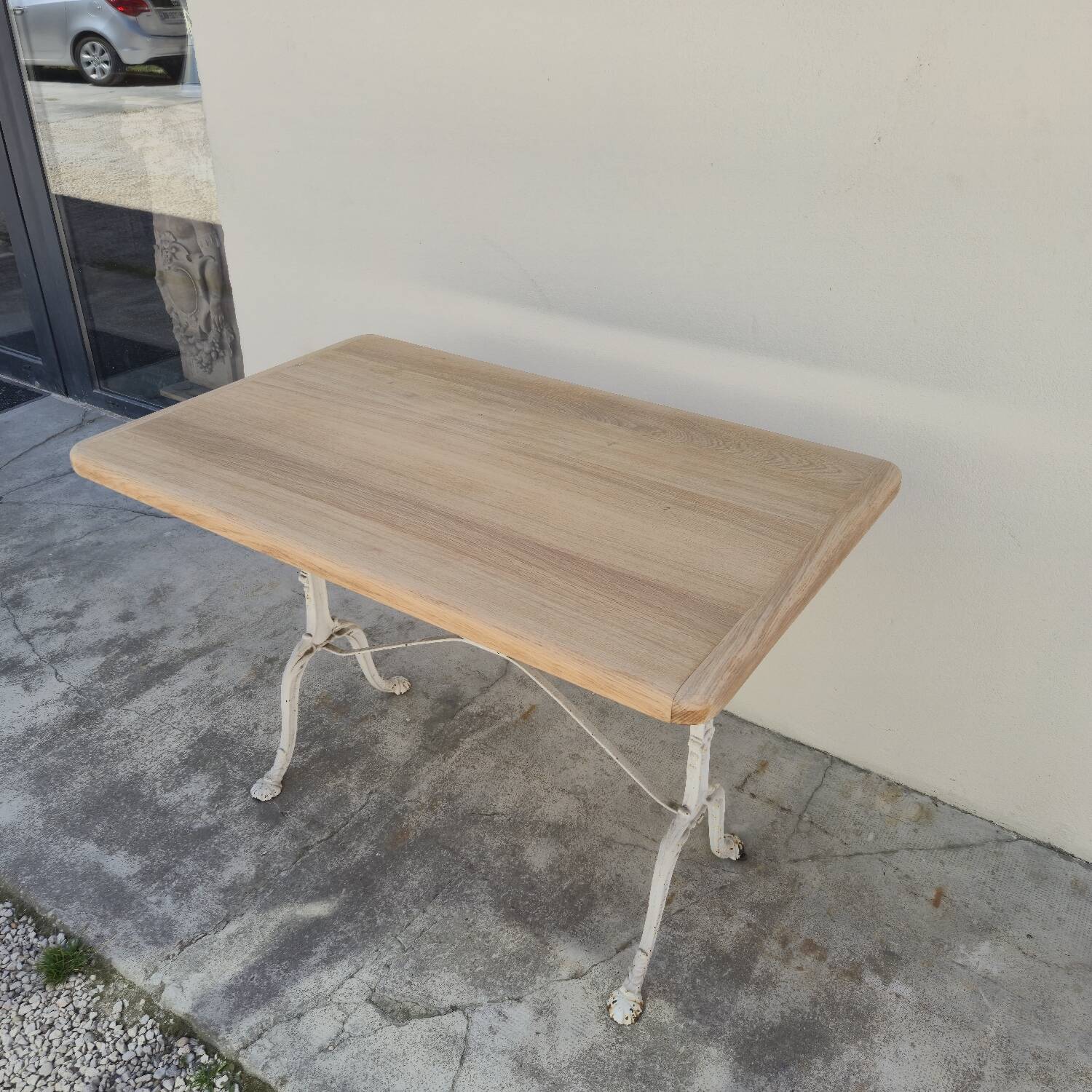 Table de bistrot ancienne en bois aérogommé et fonte
