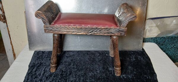 Banc en bois sculpté et simili ou repose-pieds espagnol vintage ottoman