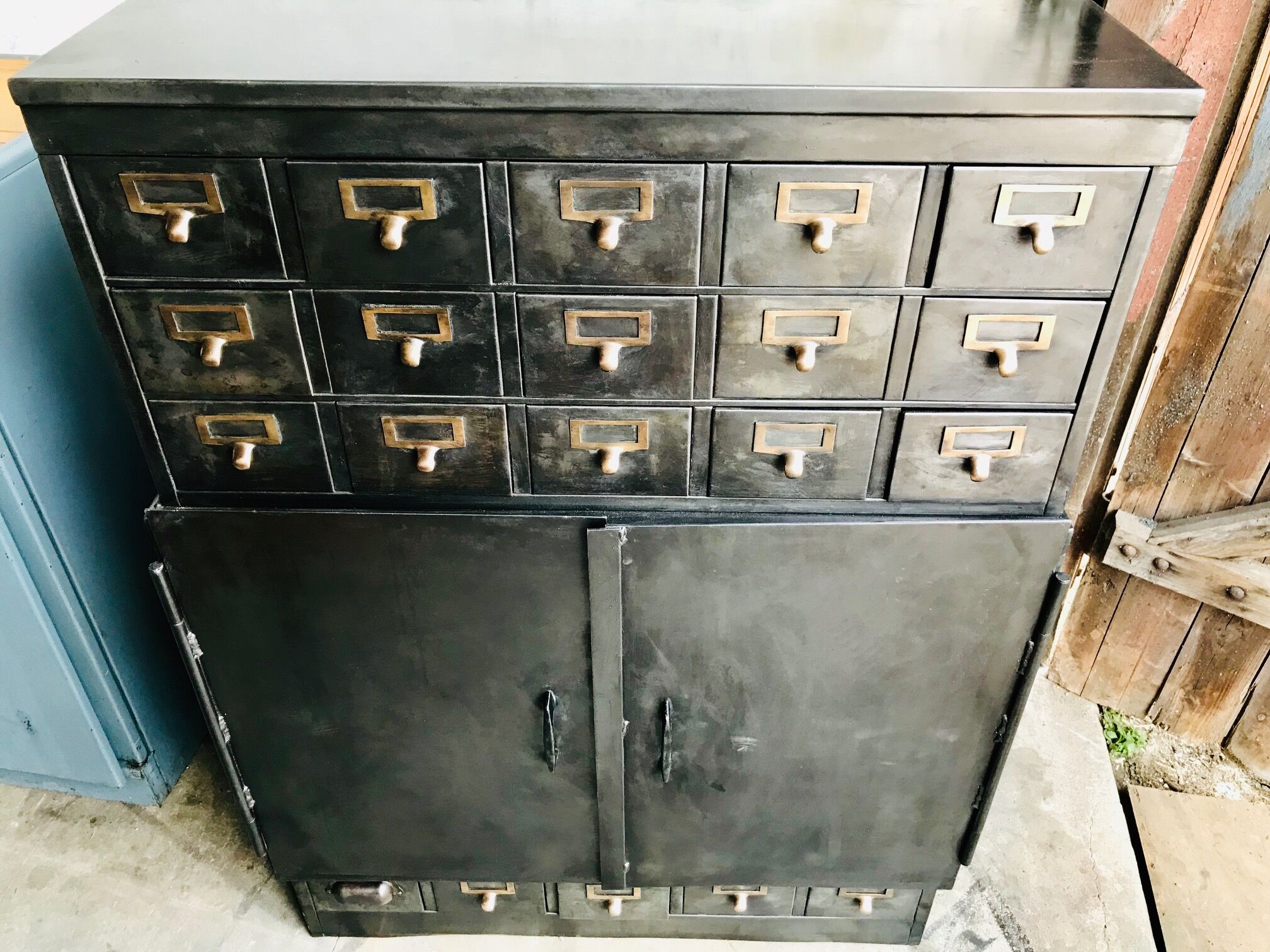 Metal workshop cabinet