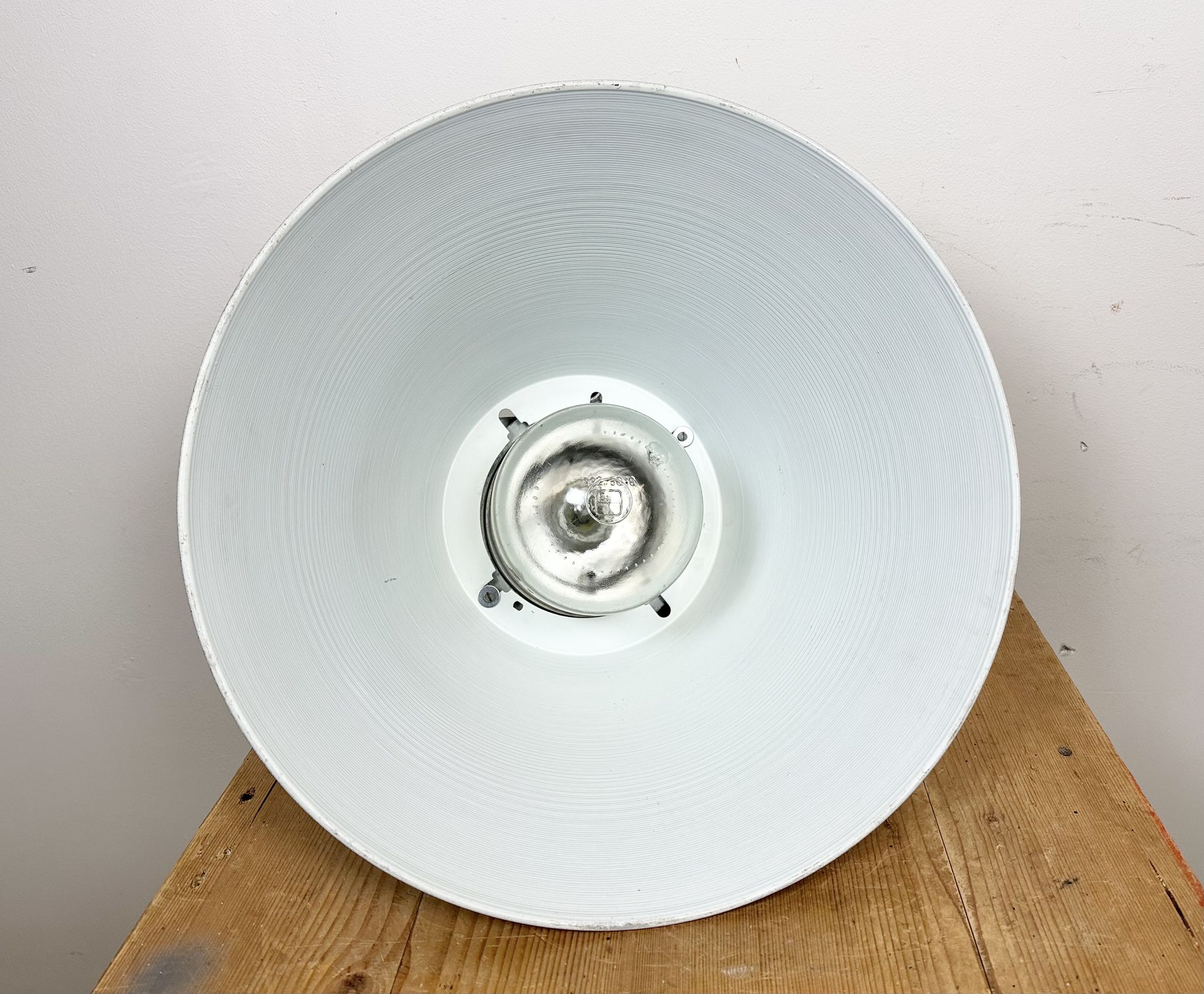 Lampe antidéflagrante industrielle avec abat-jour en aluminium d’Elektrosvit, années 1970