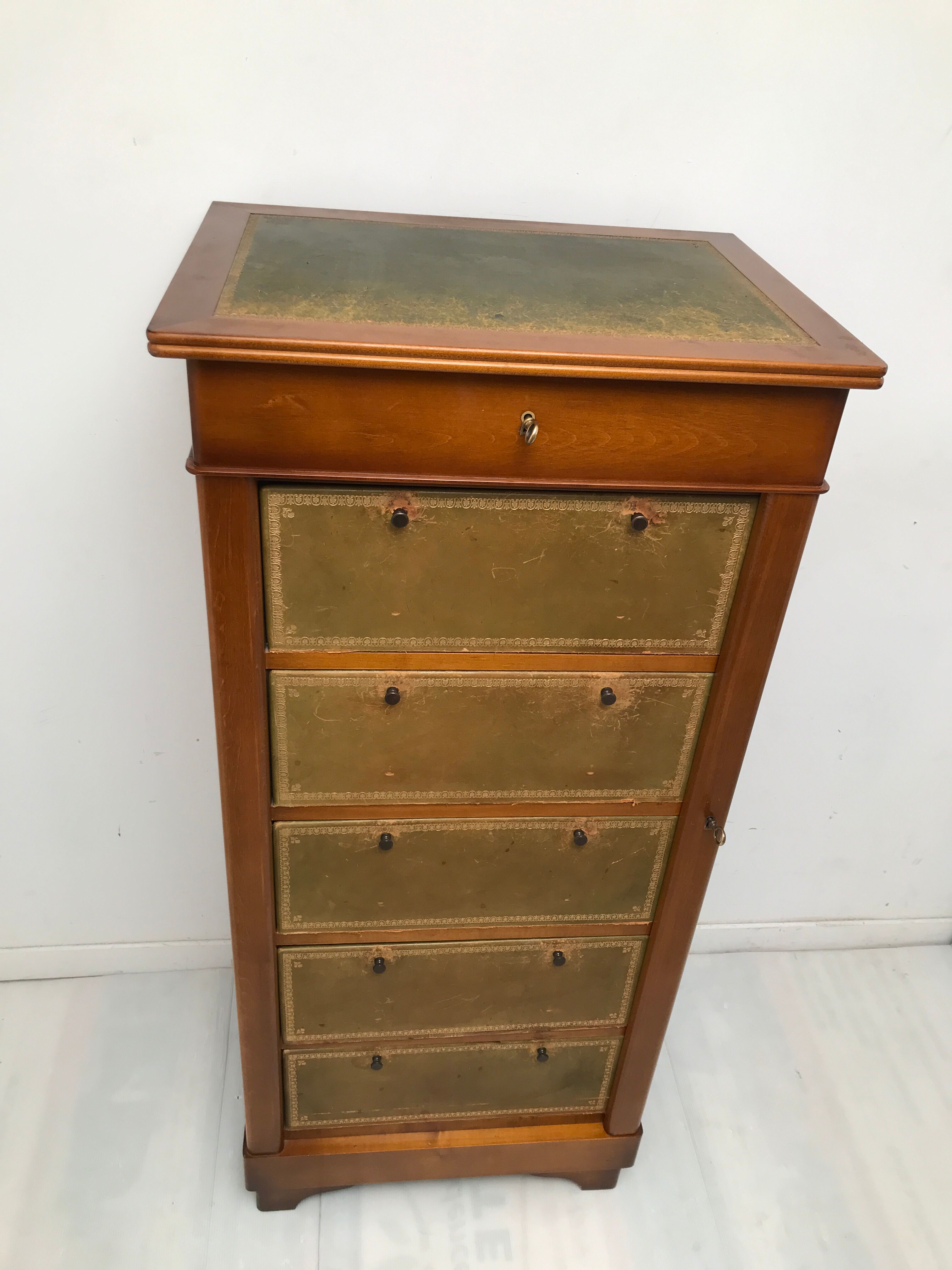 Cardboard maker Louis Philippe