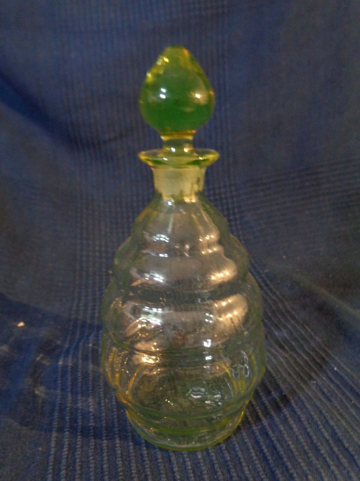 Carafe à liqueur en verre jaune