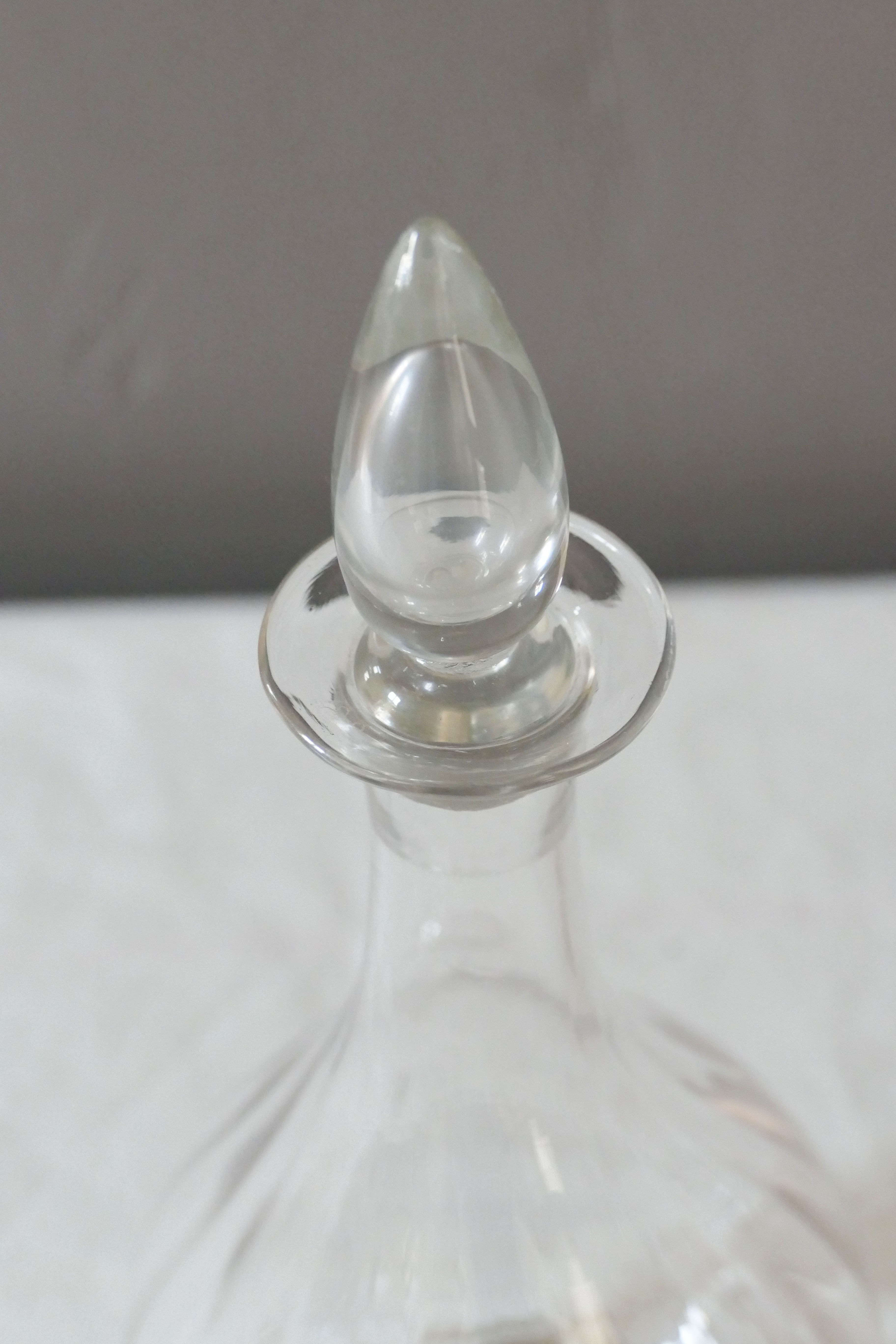 Vintage glass sweet decanter for a chic and modern oval shaped decoration