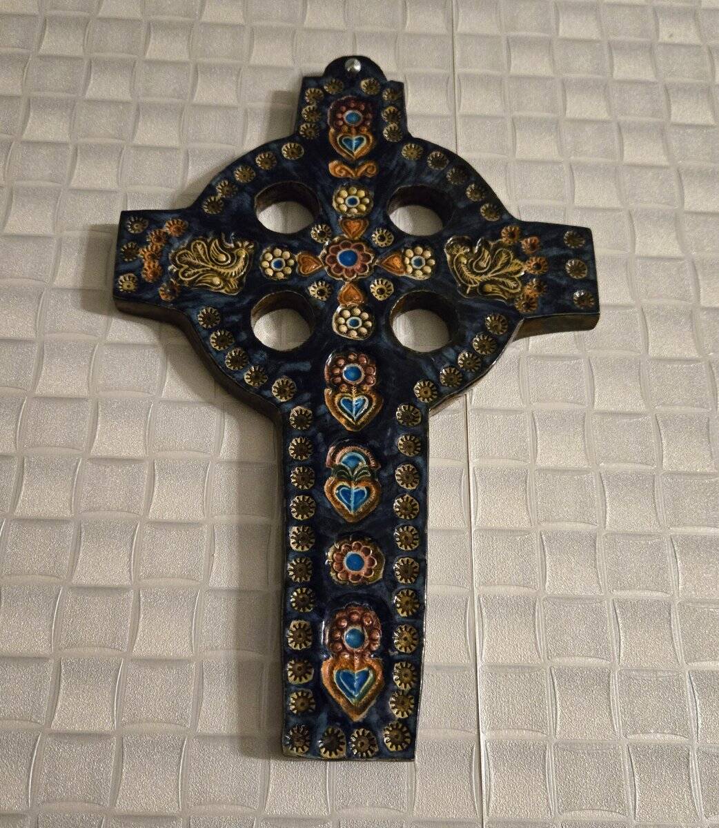 Glazed ceramic devotion cross – floral patterns
