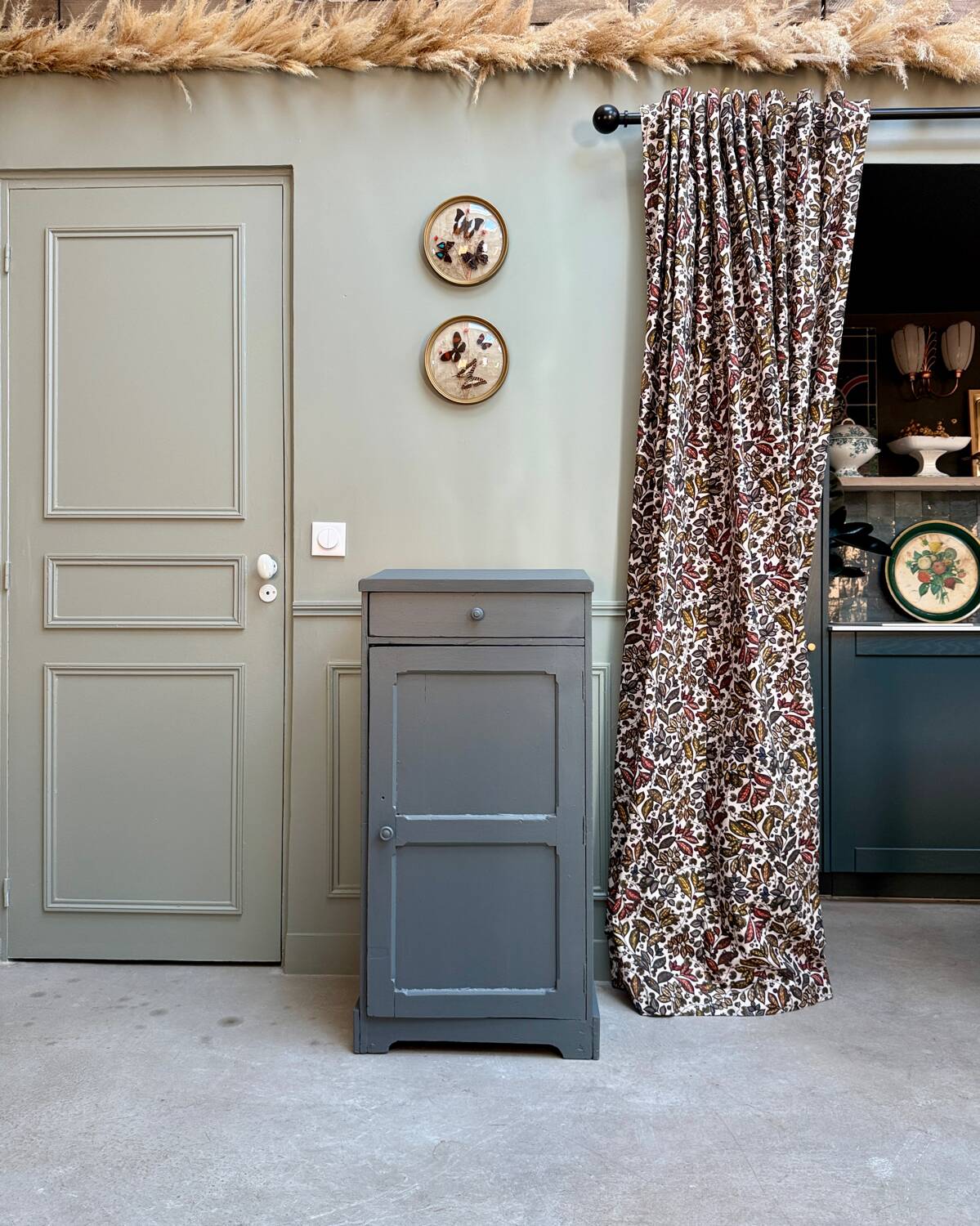 Trade furniture, vinyl furniture (renovated)