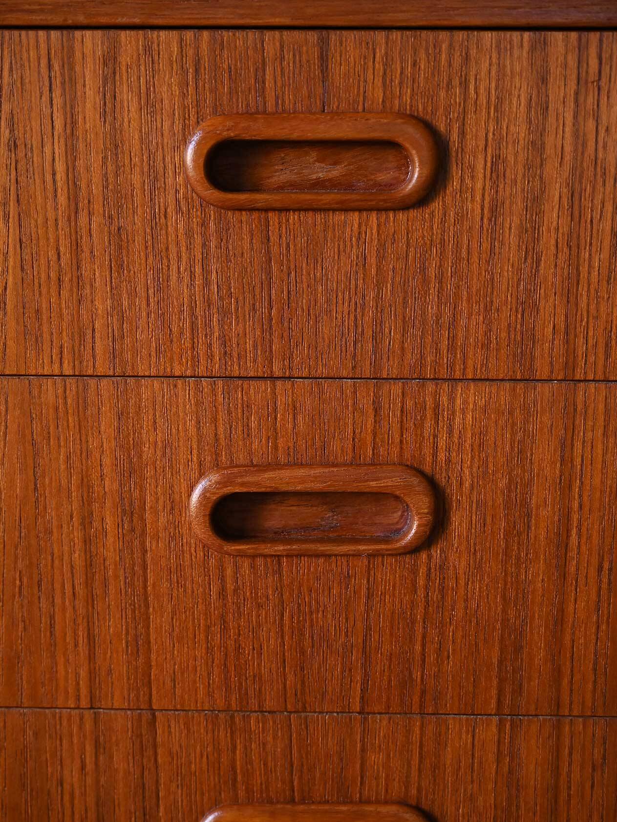 Buffet scandinave avec plateau coulissant