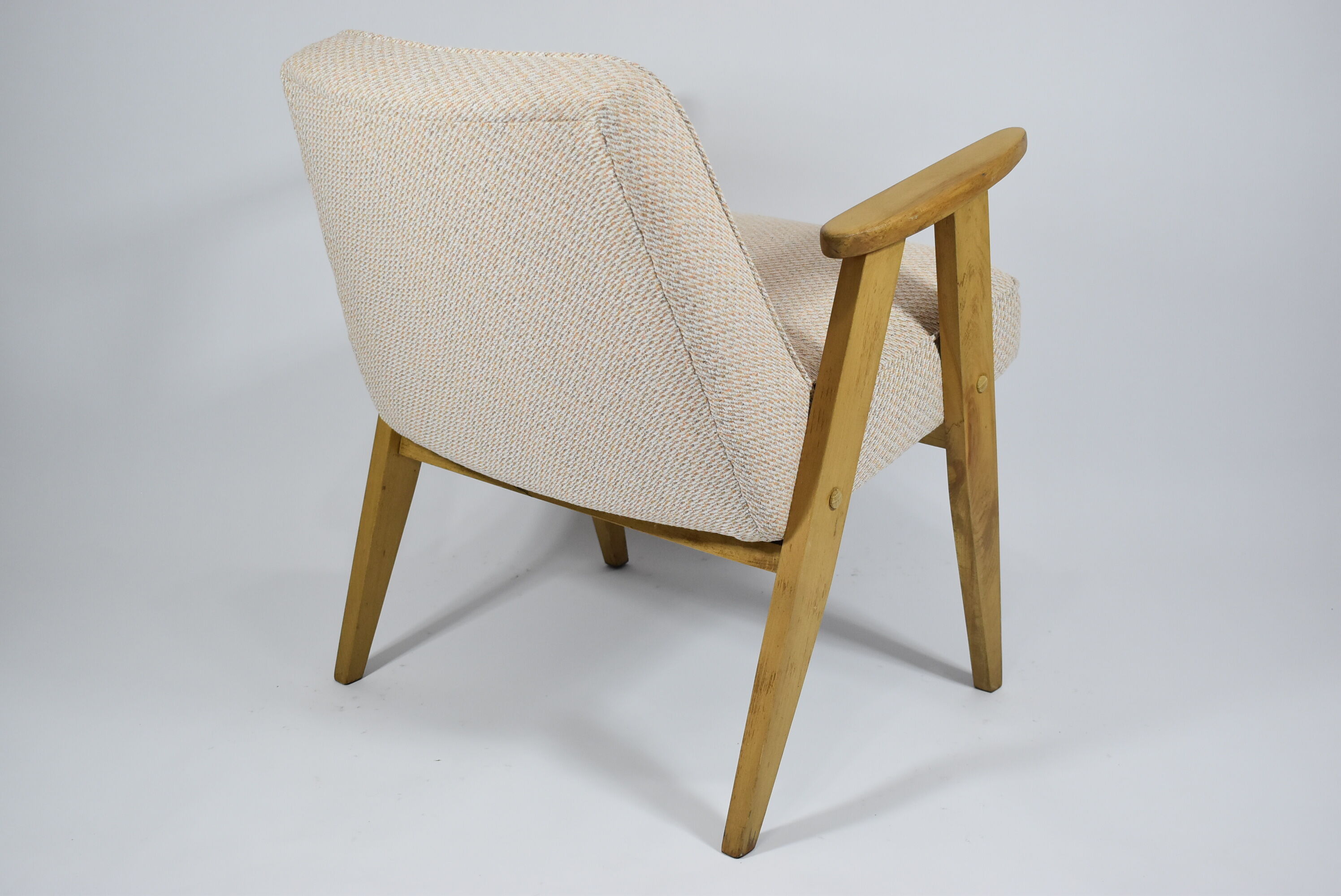Fauteuil original 366 designer J.Chierowski années 1960, beige, bois de chêne