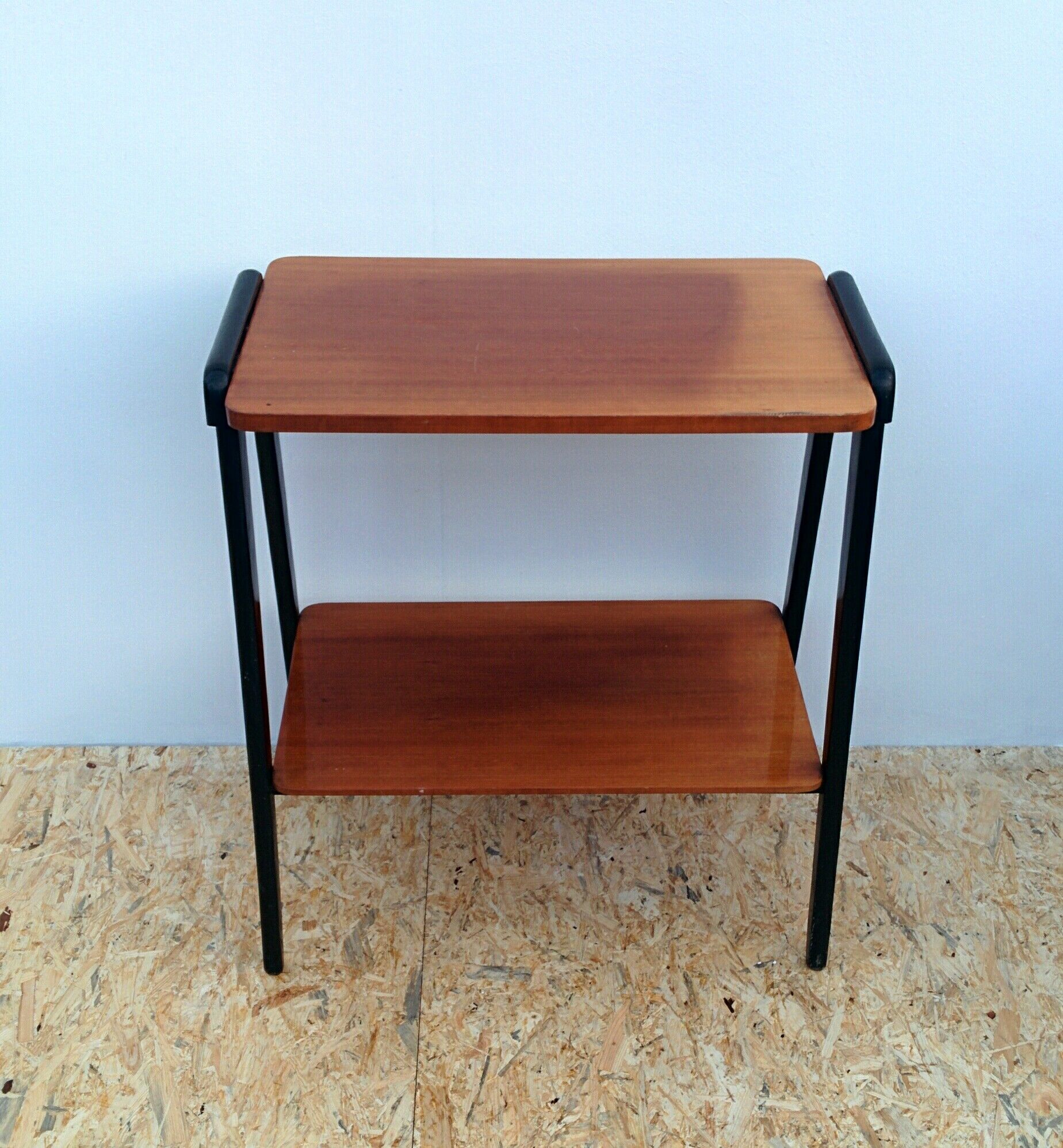 Console vintage pieds noirs