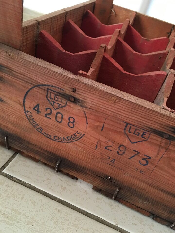 Caisse evian bottle holder