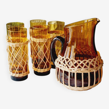 Carafe and glasses in blown amber glass and wicker