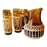 Carafe and glasses in blown amber glass and wicker