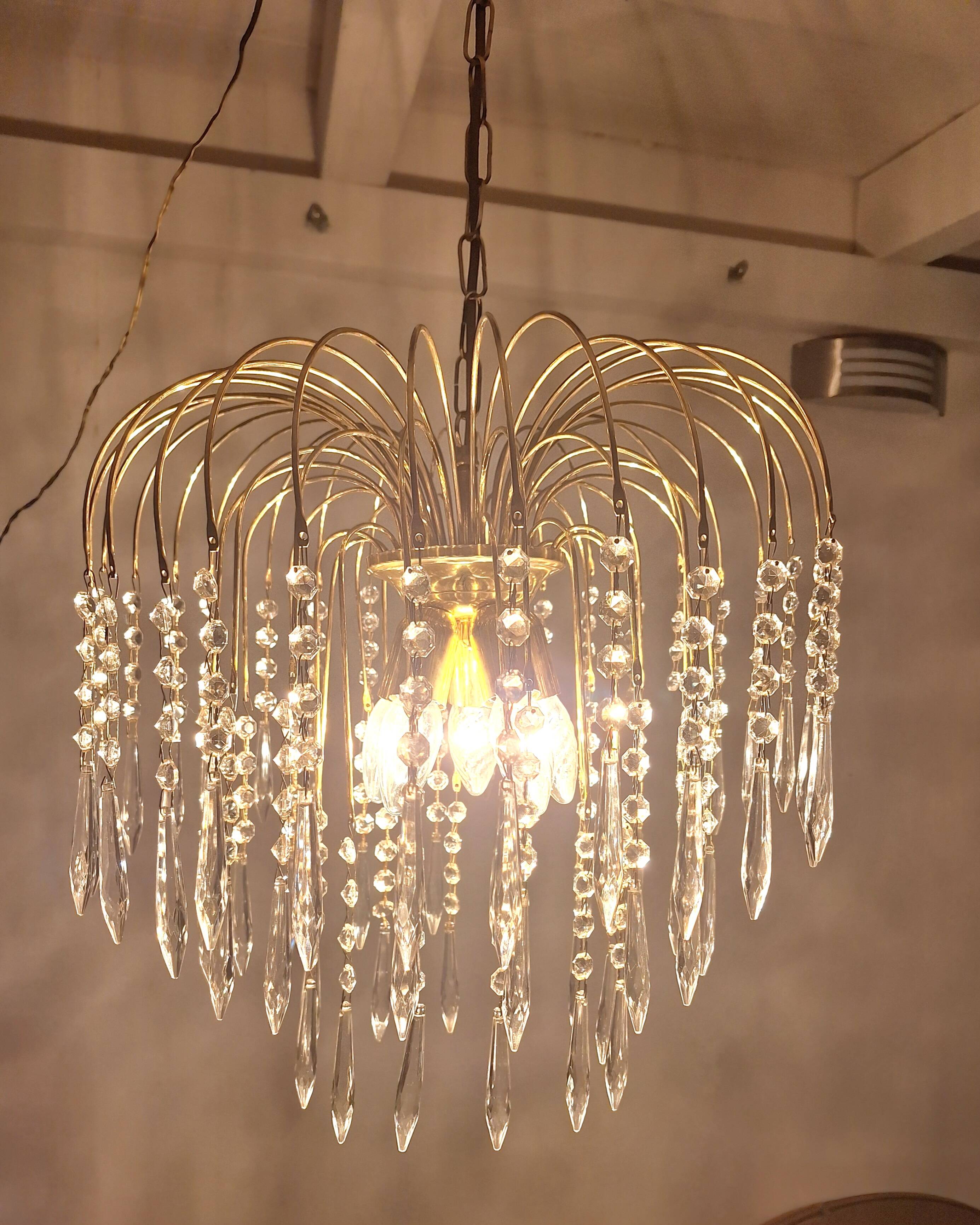 Lustre cascade italien des années 1950 – Métal doré et prismes en verre
