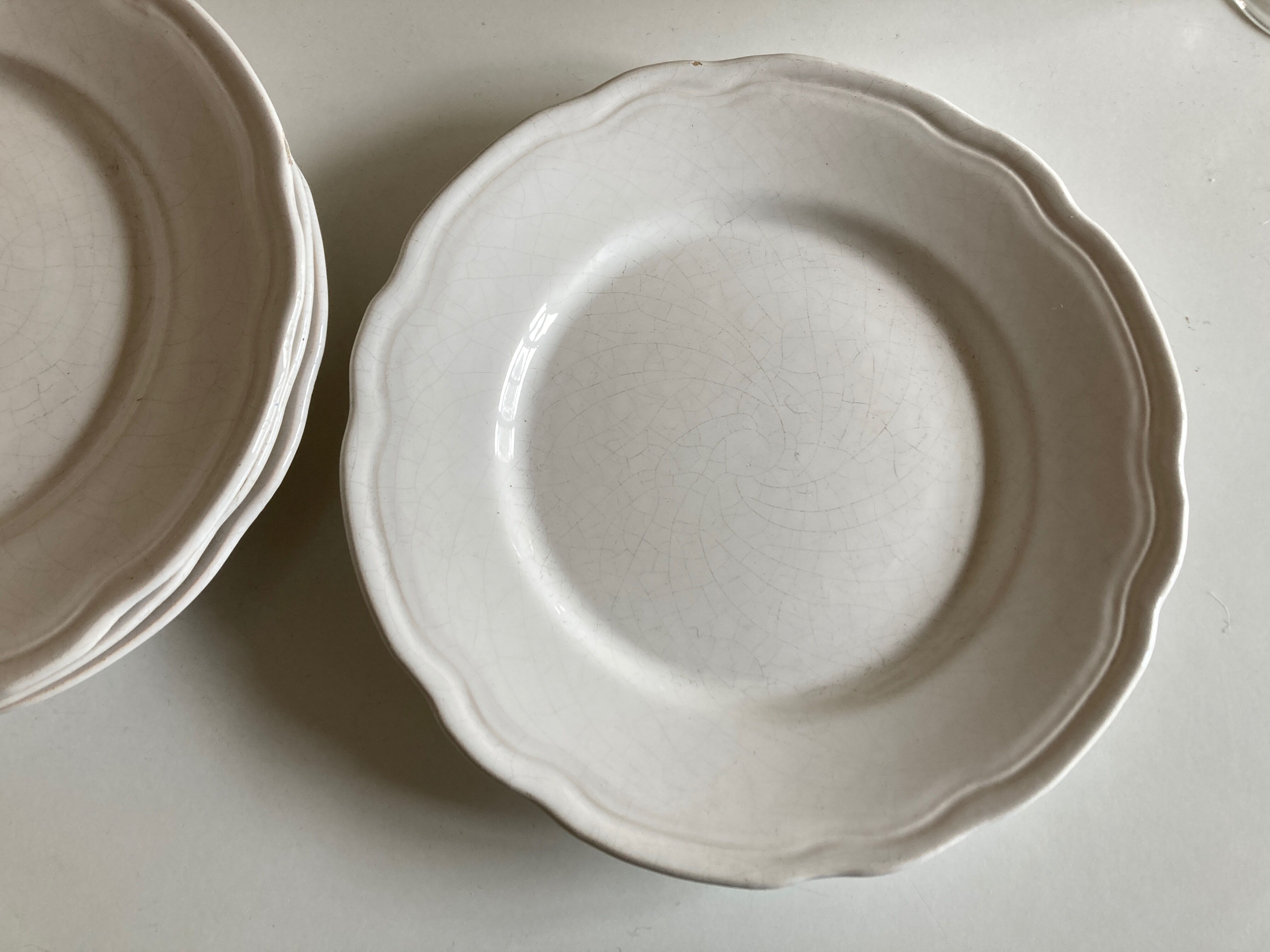 Set de 4 assiettes de Mougins en terre émaillée blanche à godrons