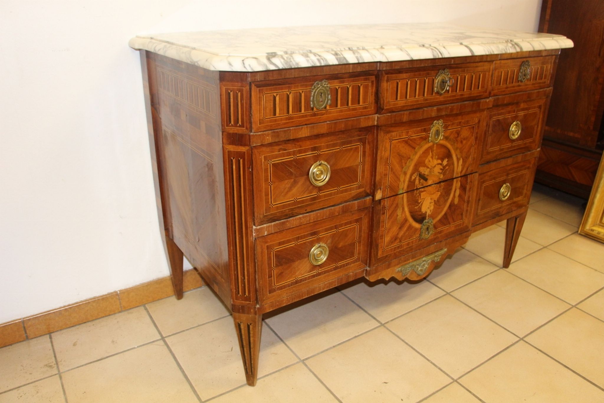 Commode aux attributs de musique d'époque Louis XVl