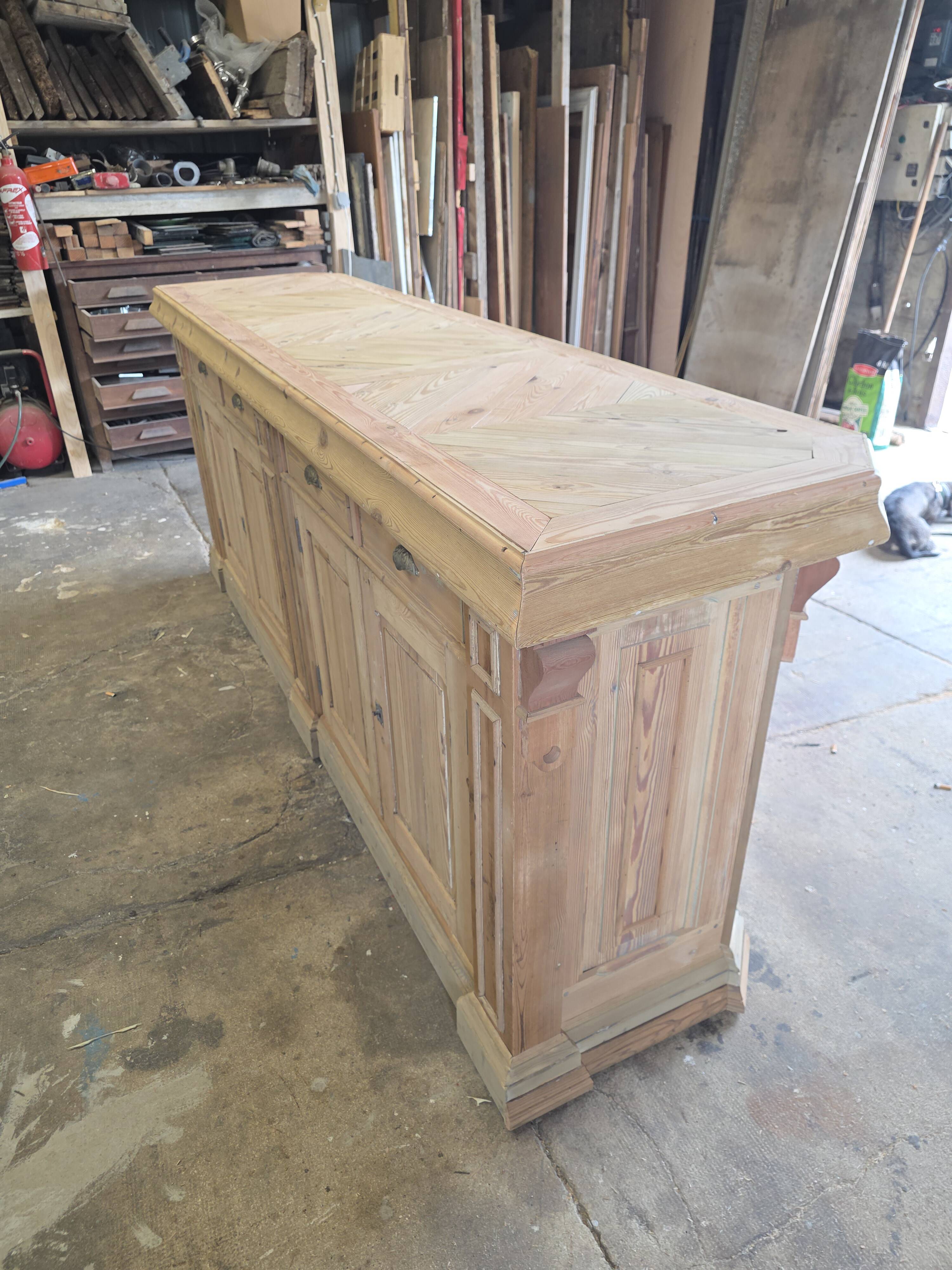 Bistro counter with a Hungarian point design.