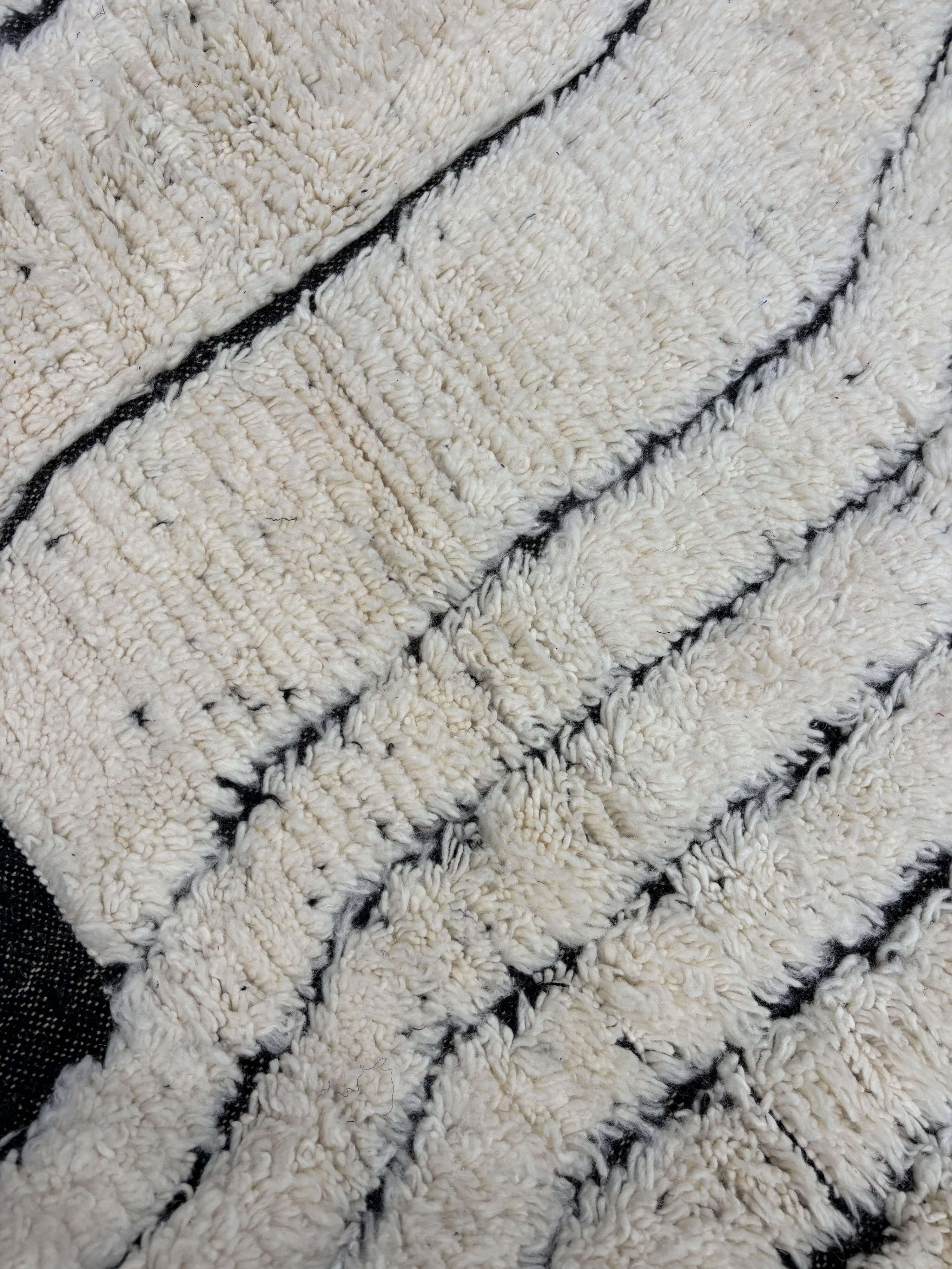 Large Beni Ouarain rug 190 × 300 cm – Graphic Berber rug in wool fa