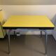 Table en formica jaune