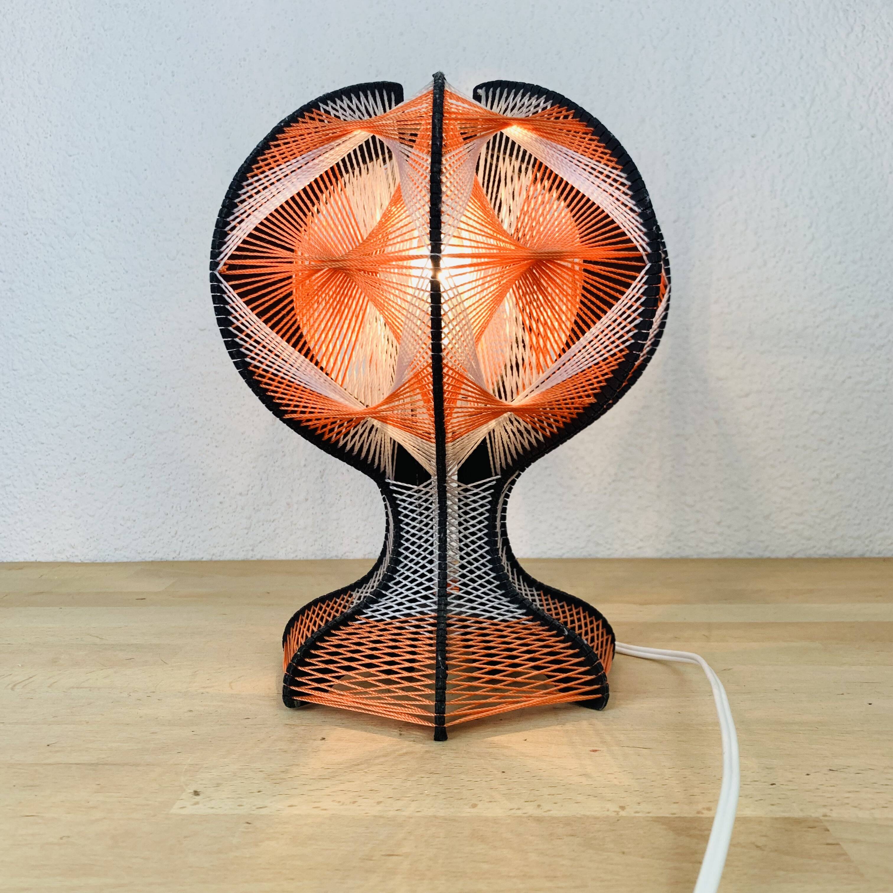 Lampe scandinave bois et fil années 70