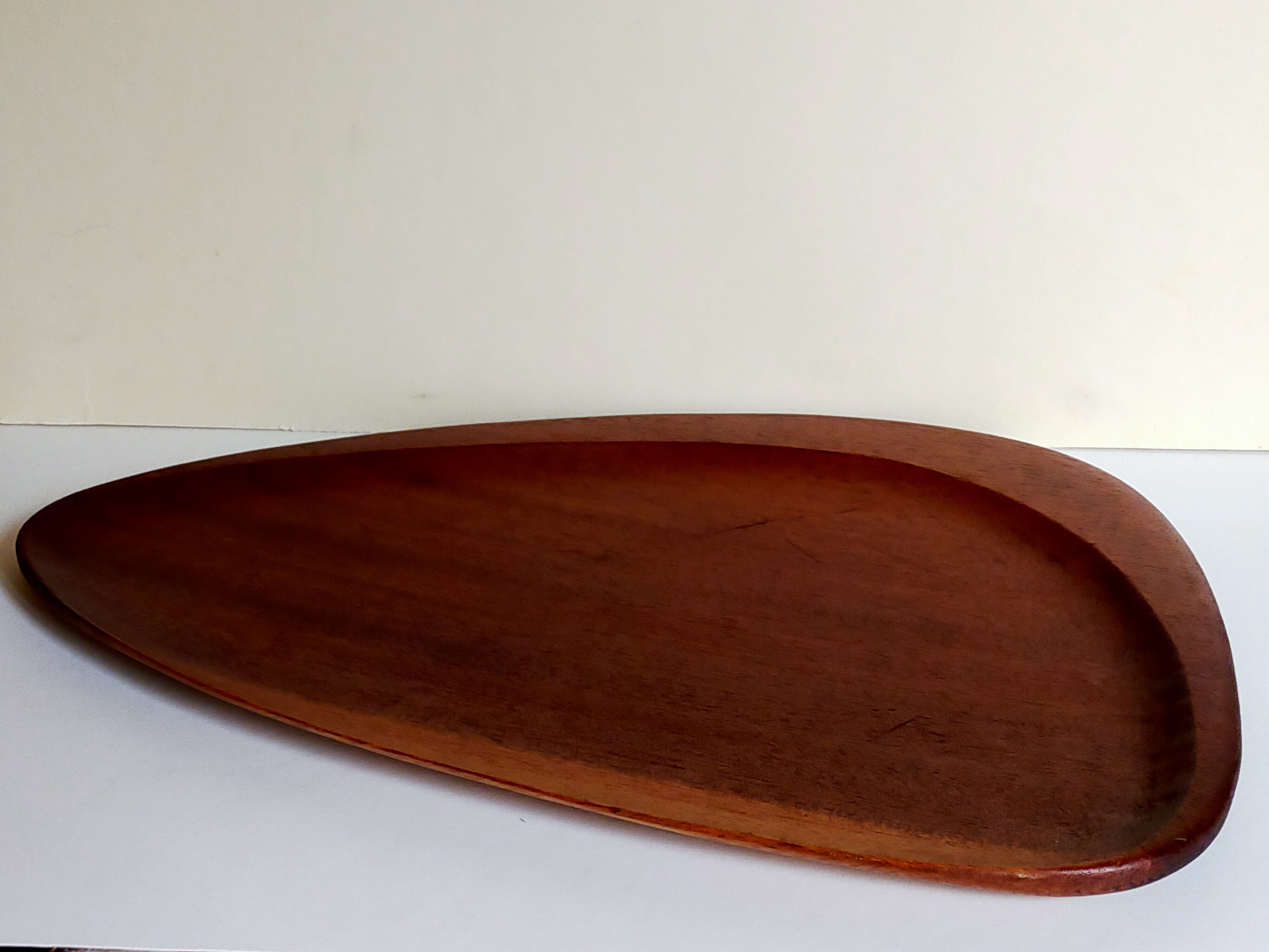 Scandinavian tray in solid teak free form 50s