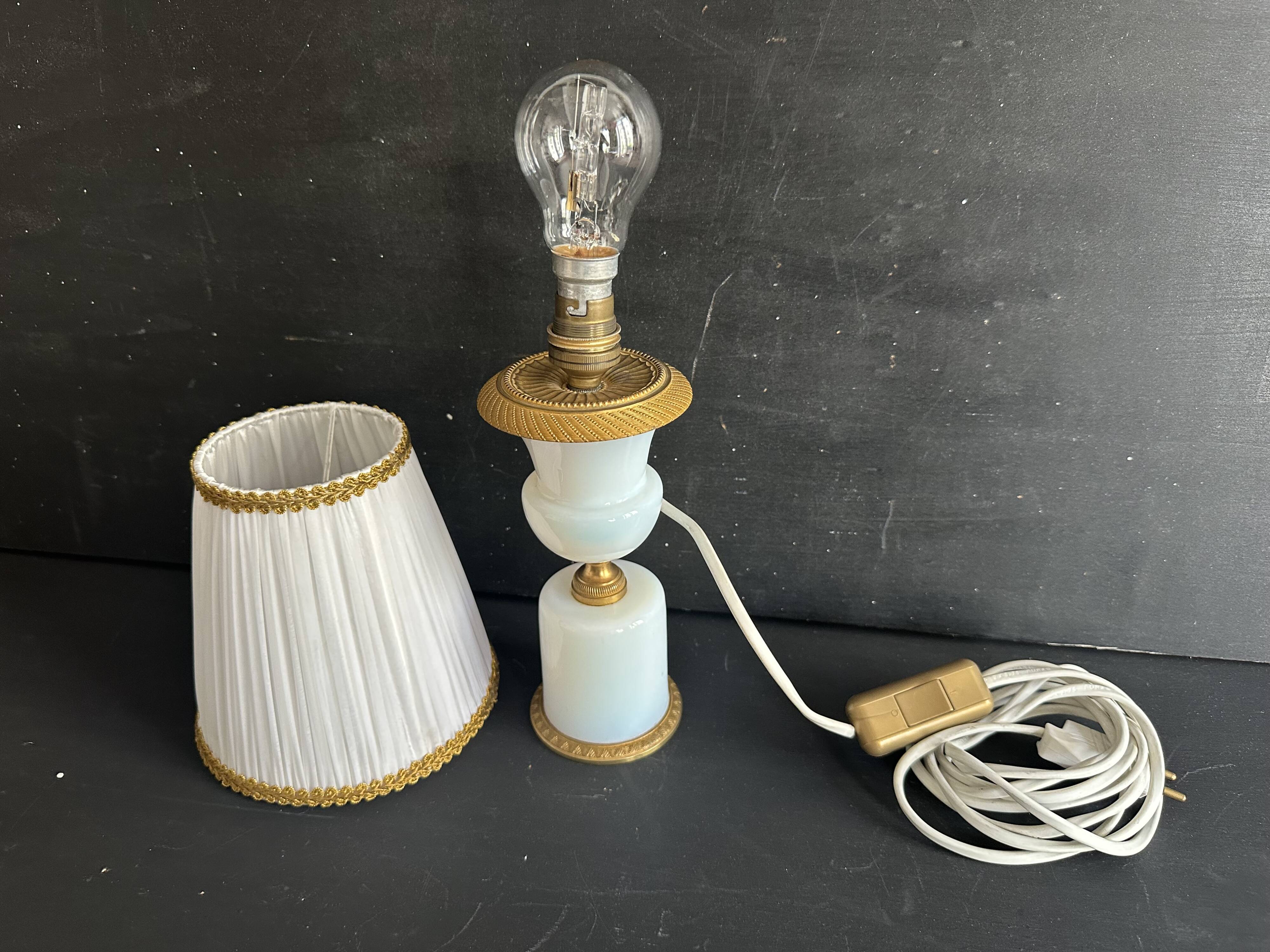 Lampe XIXe en opaline blanche et métal doré