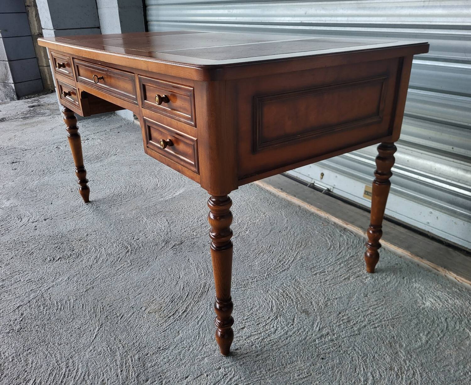 Louis Philippe style center-middle minister's desk in wood and leather