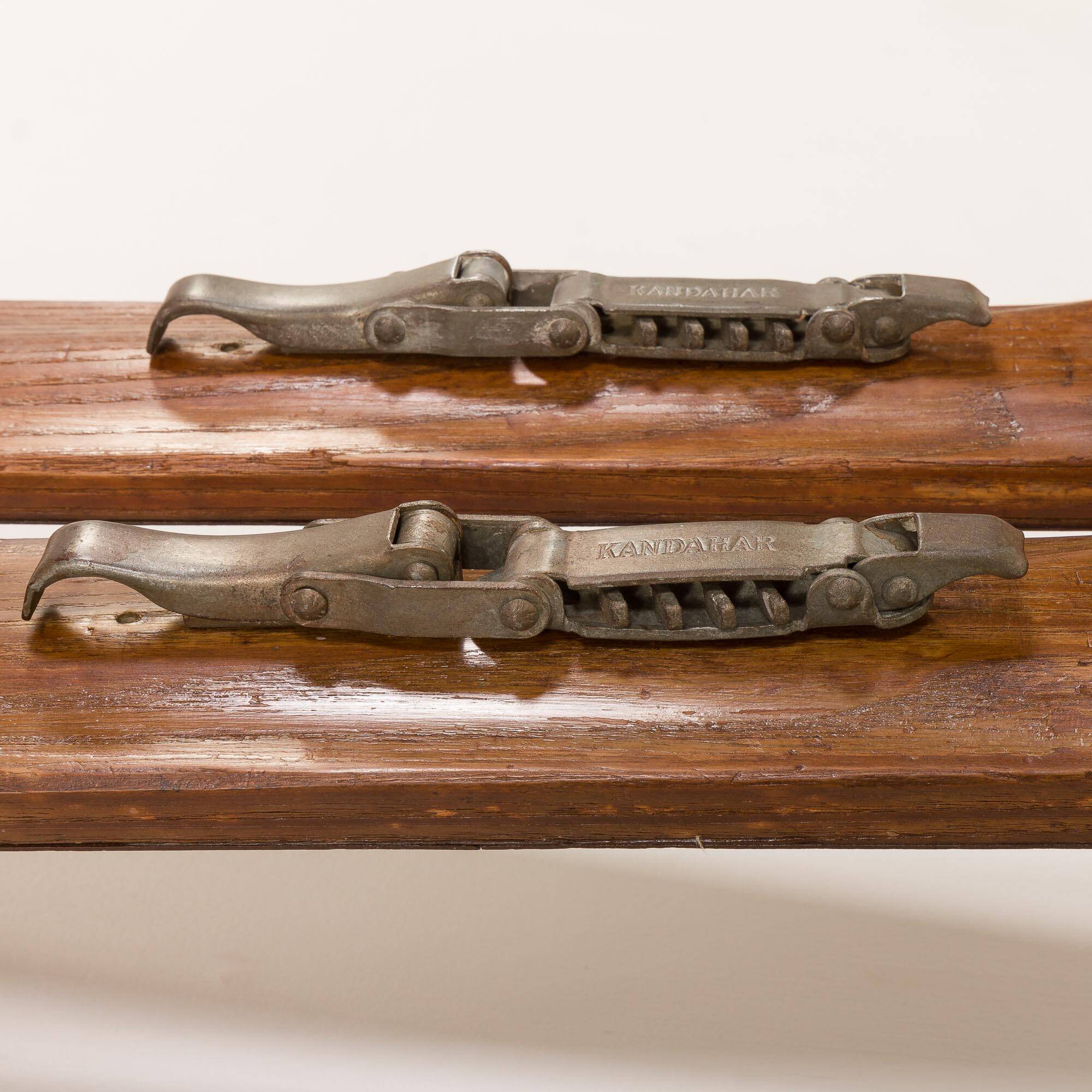 Paire de skis en bois vintage avec fixations Geze Kandahar et bâtons en bambou, années 1950