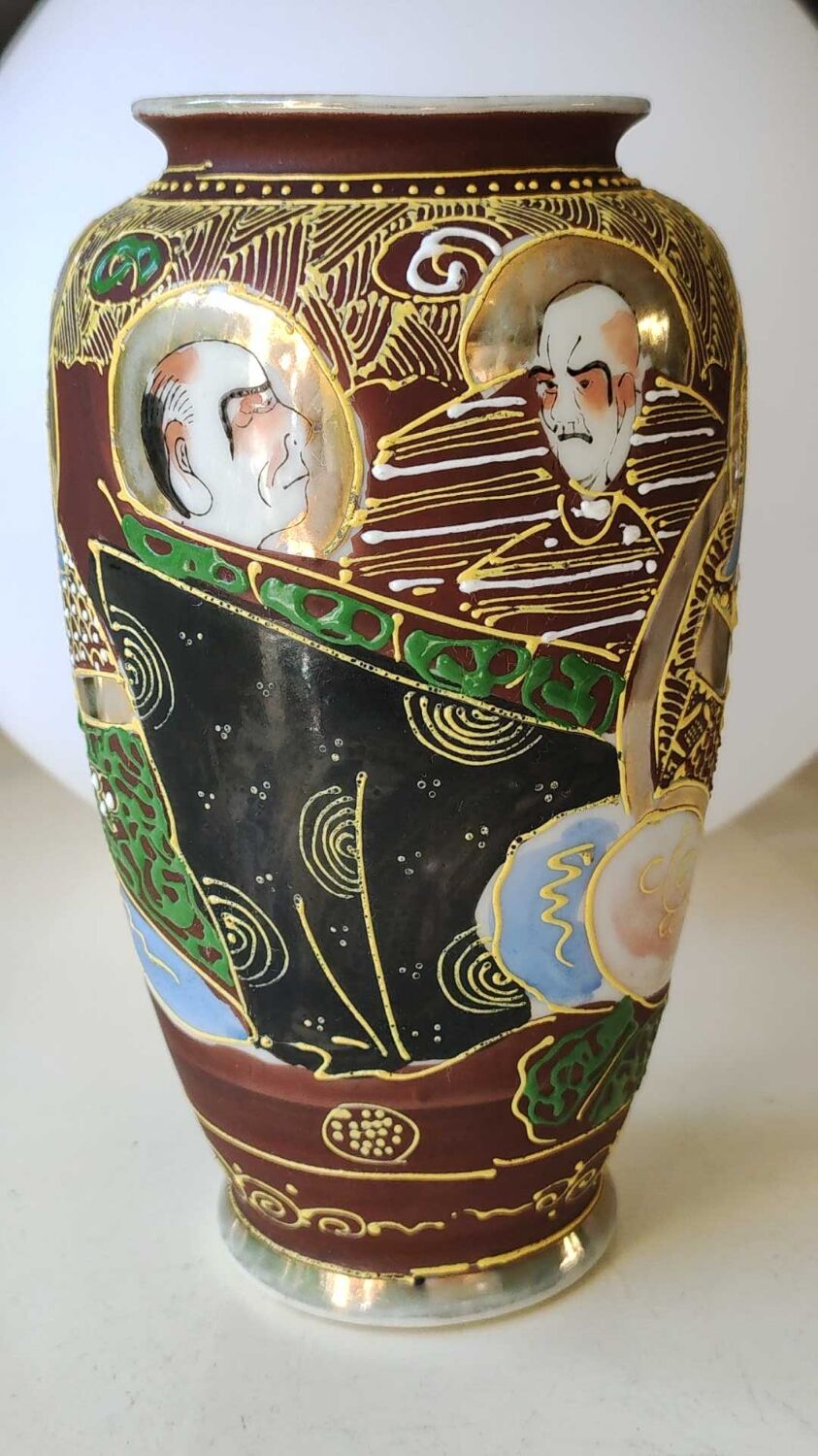 Satsuma Moriage vase in glazed ceramic, hand painted. 50s. Scenes of life of notables