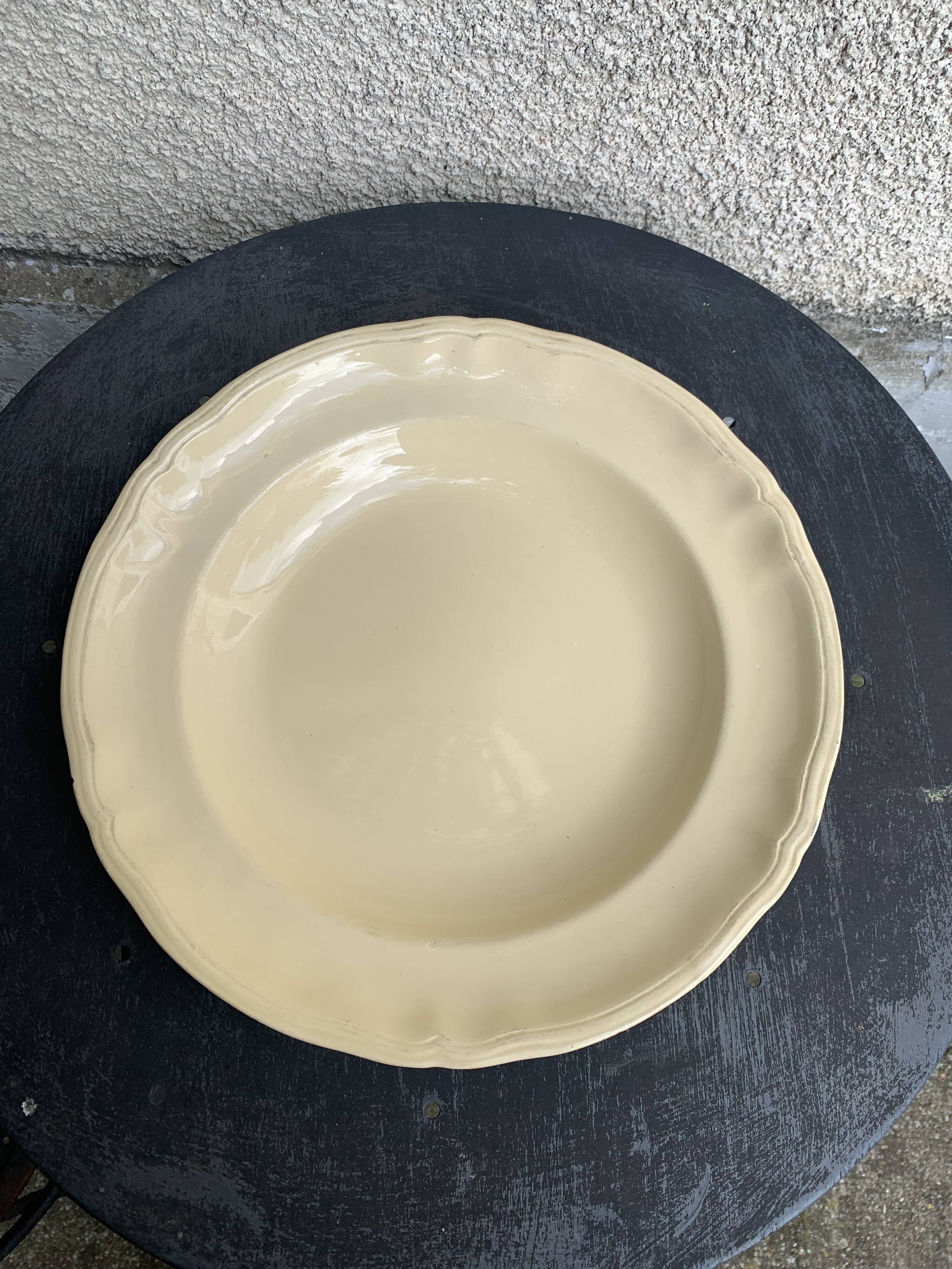 Plat creux, faïencerie de longchamp france, en ceramique emaillee, barbotine, écrue, ancien