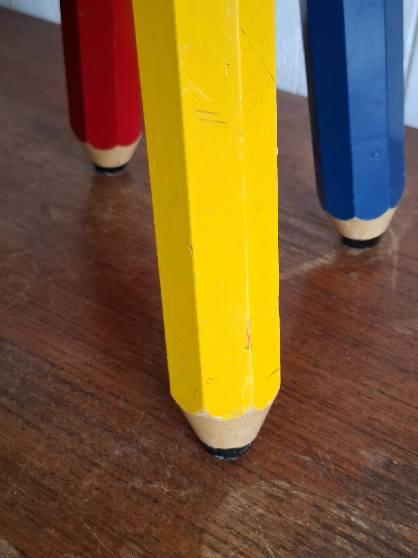 Tabouret crayon Memphis