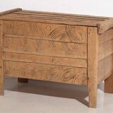 Coffre ancien en bois sculpté de style primitif, c.1920