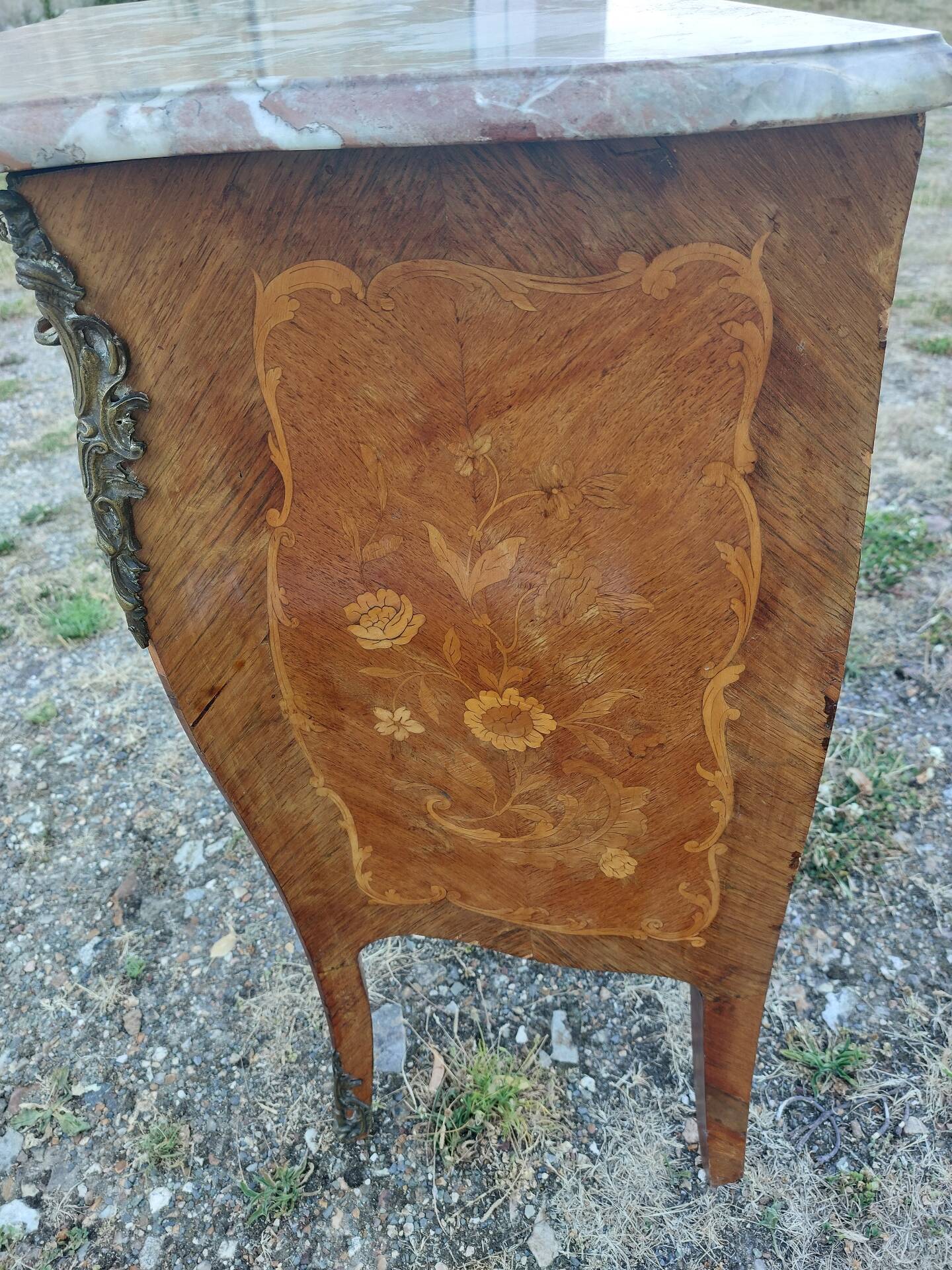 Curved commode in rosewood, Louis XV style.