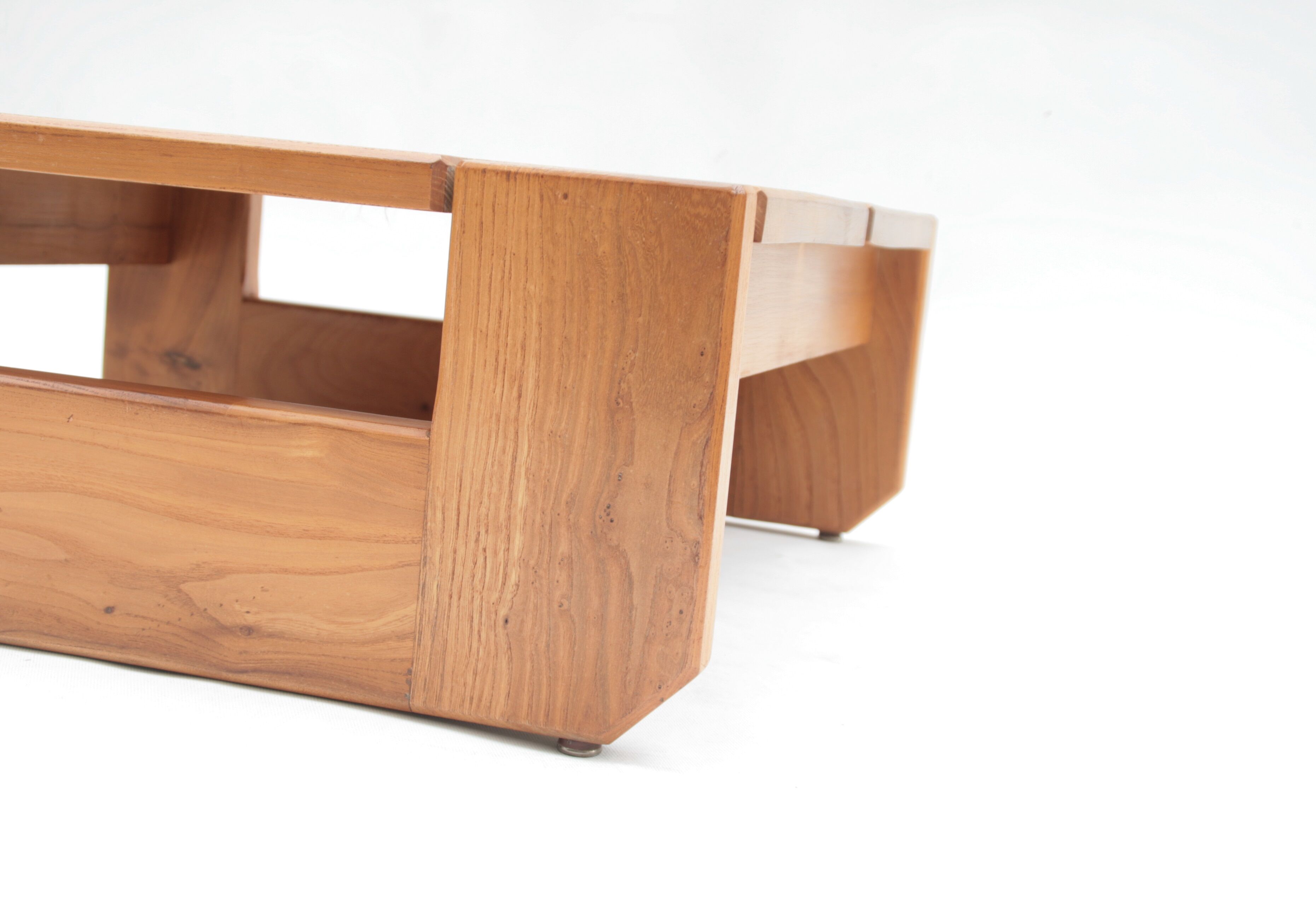Table basse en orme par la Maison Regain, 1960