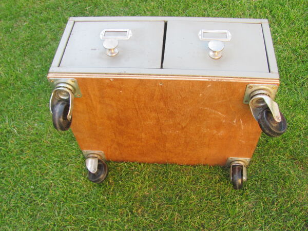 table basse ou table de chevet sur roulettes