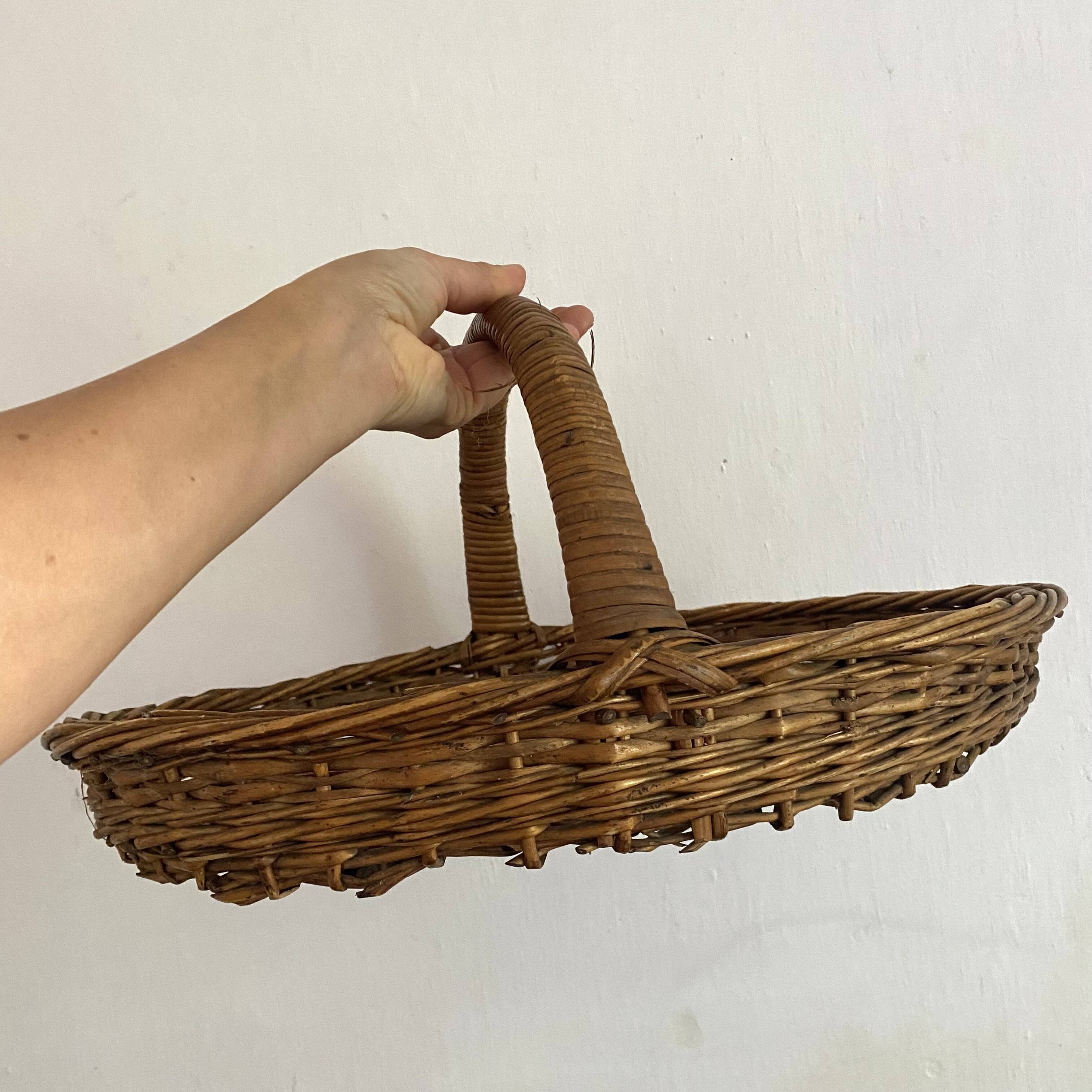 Flat-bottomed woven wicker basket
