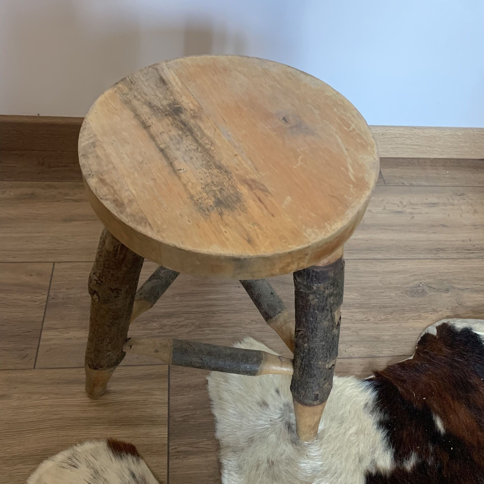 Round stool with pencil legs