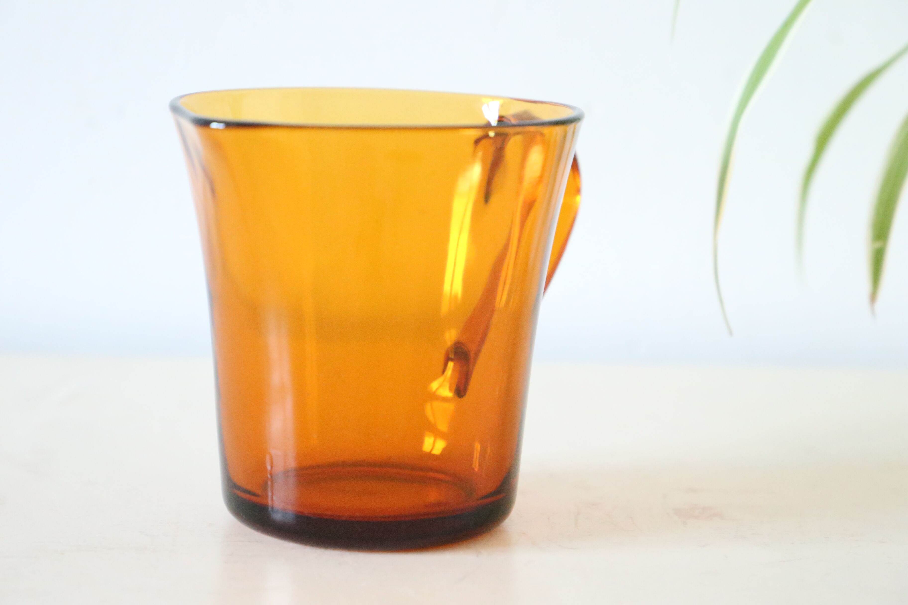Pichet à eau Arcoroc jaune fumé, uni années 1960 vintage français