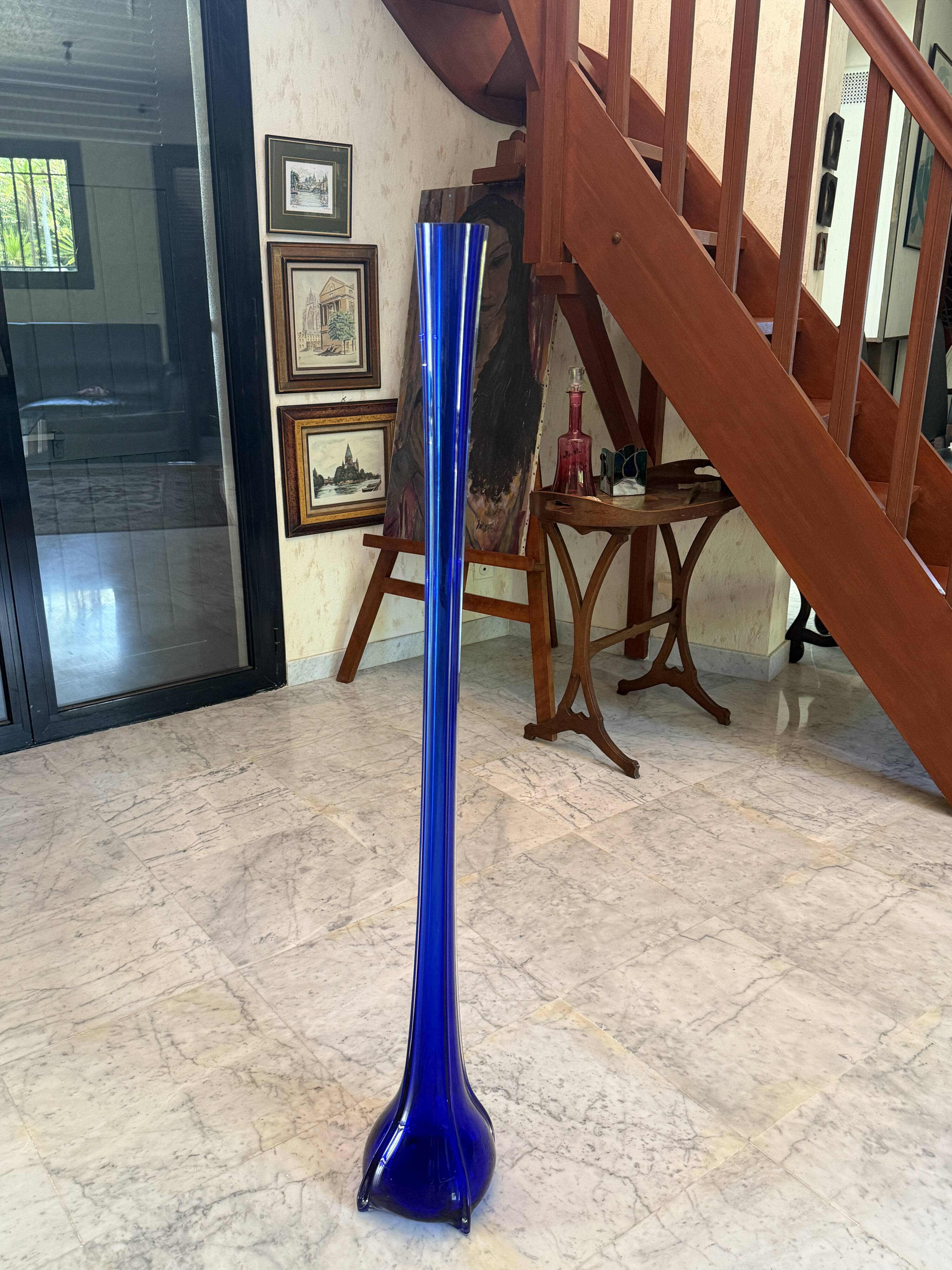 Vase sculpturale vintage en verre bleu cobalt
