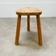 Tabouret tripode brutaliste en bois massif
