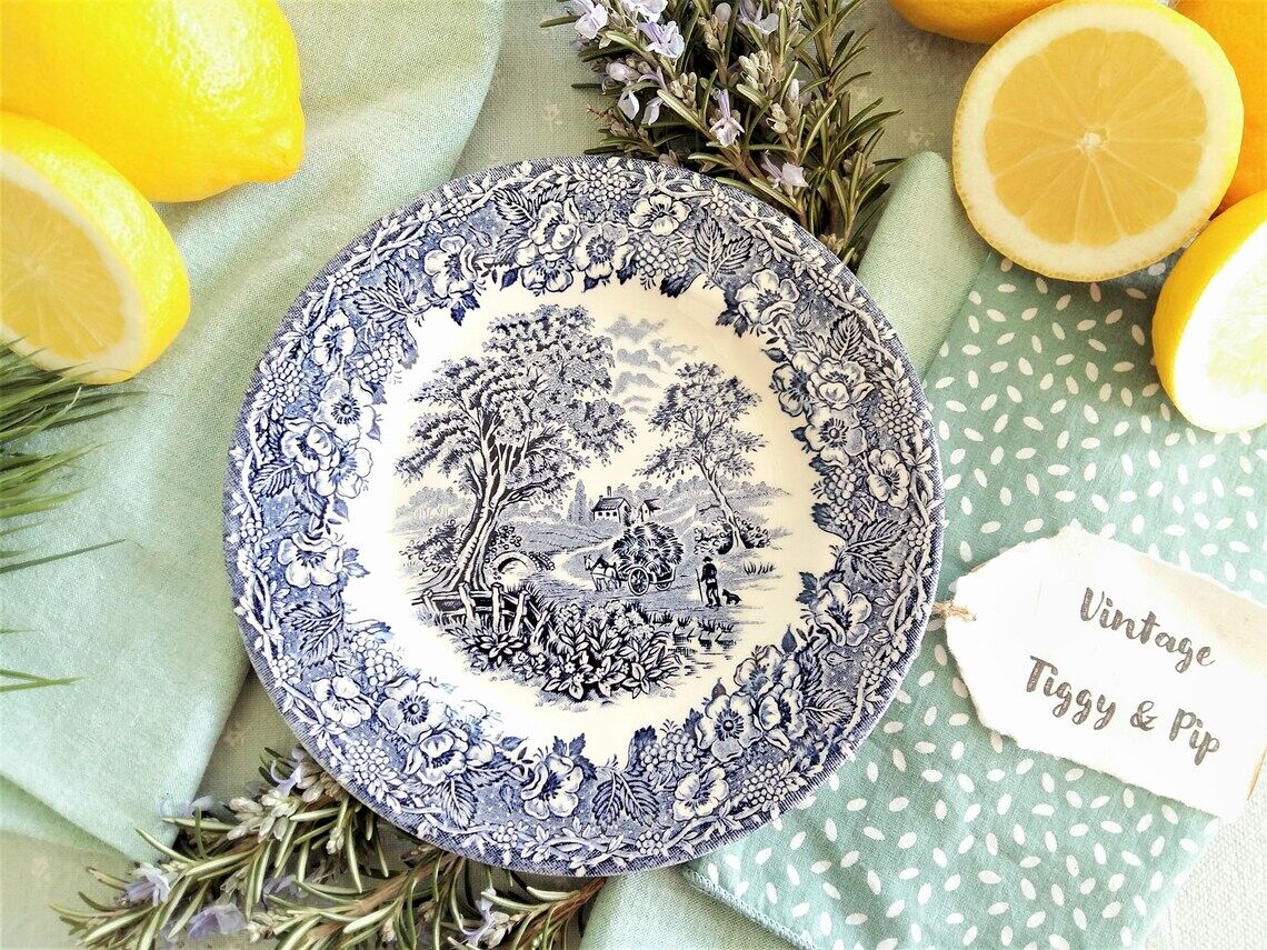 Huit assiettes bleues et blanches dépareillées