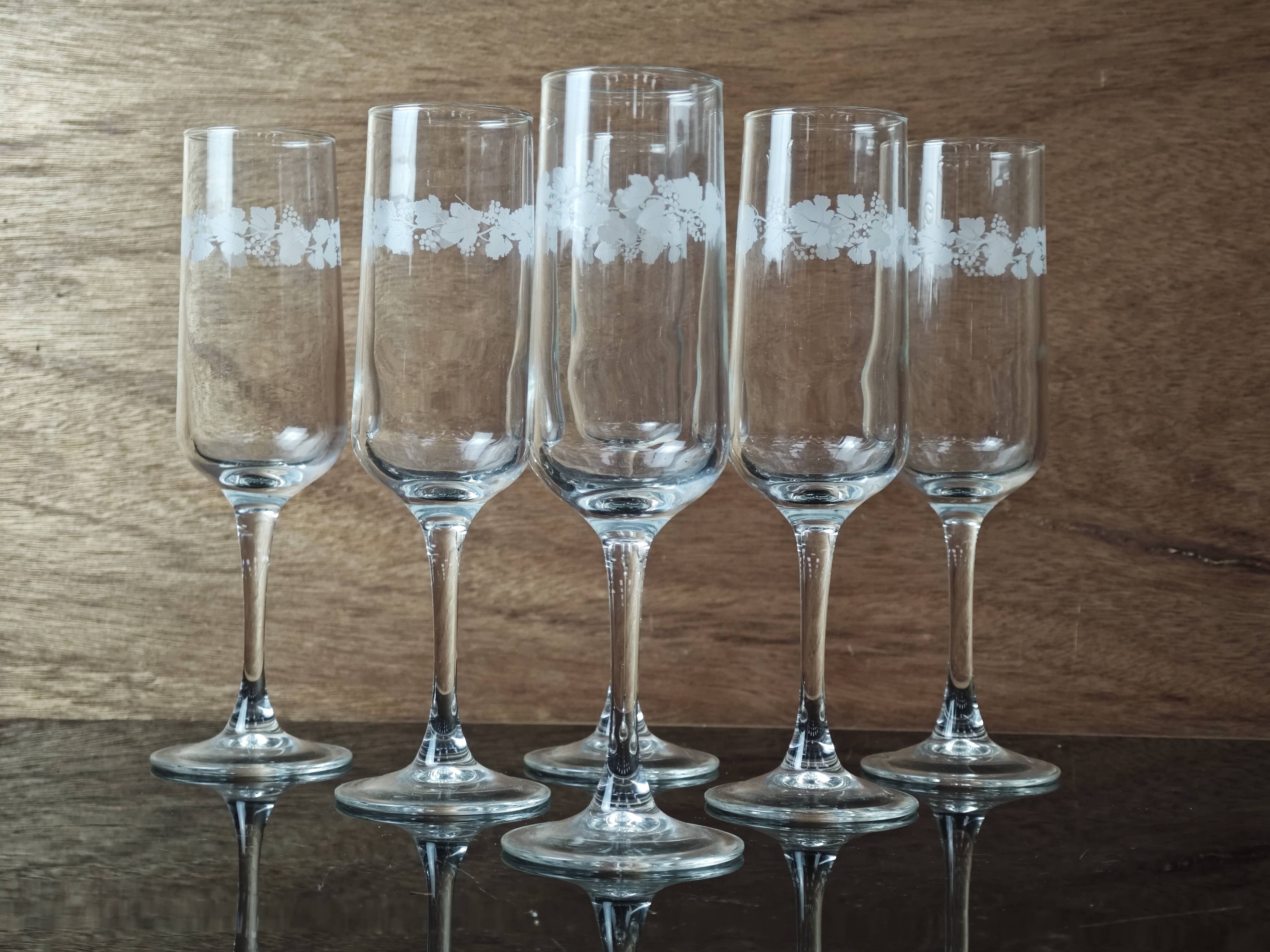 Set of 6 Luminarc Gourmet "Grabè" champagne flutes.