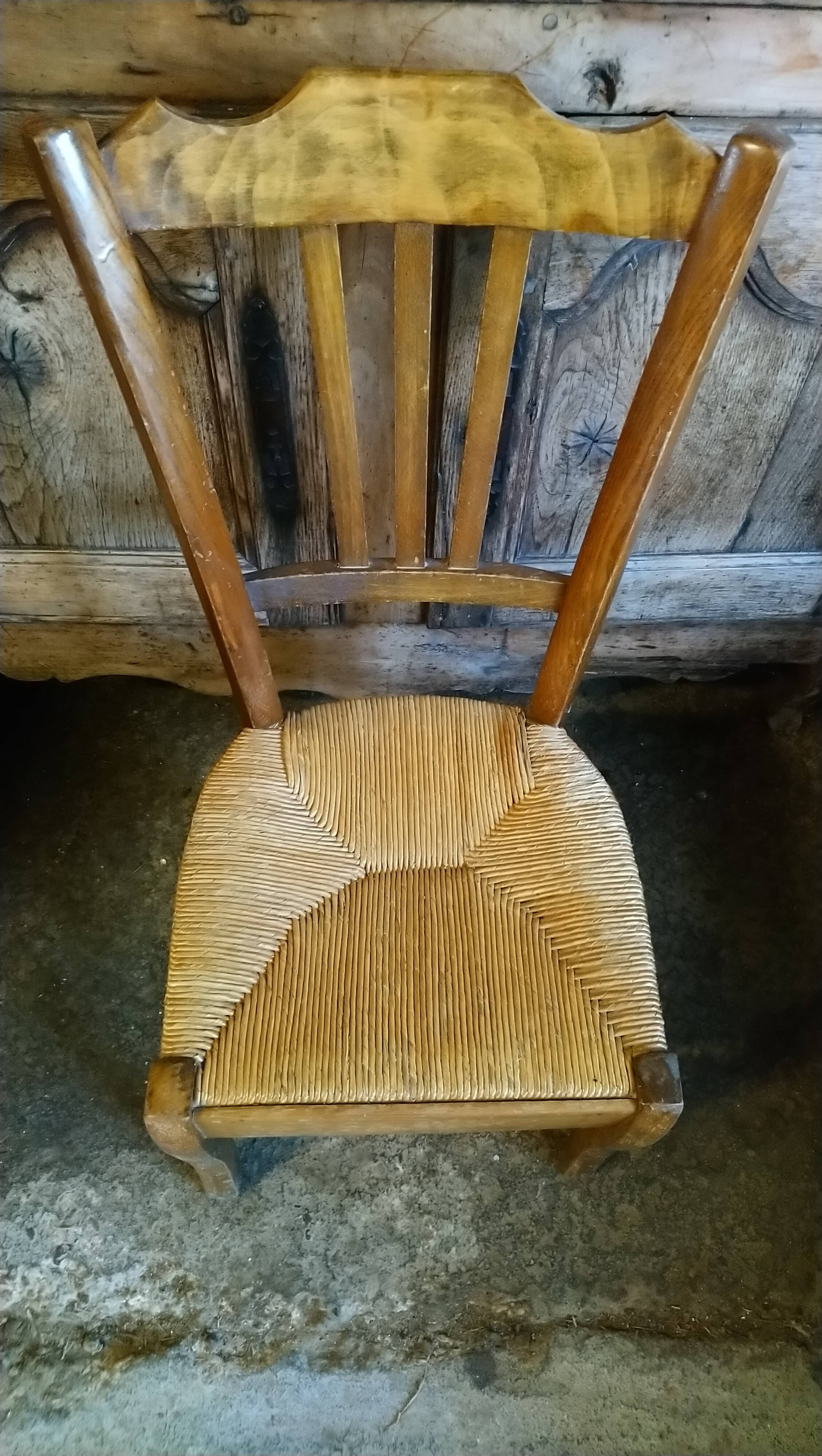 Low ash straw chair