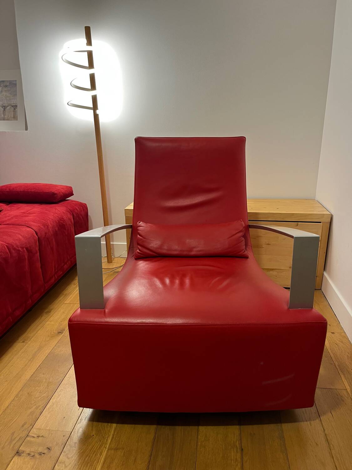 Rocking-chair en cuir rouge ligne roset