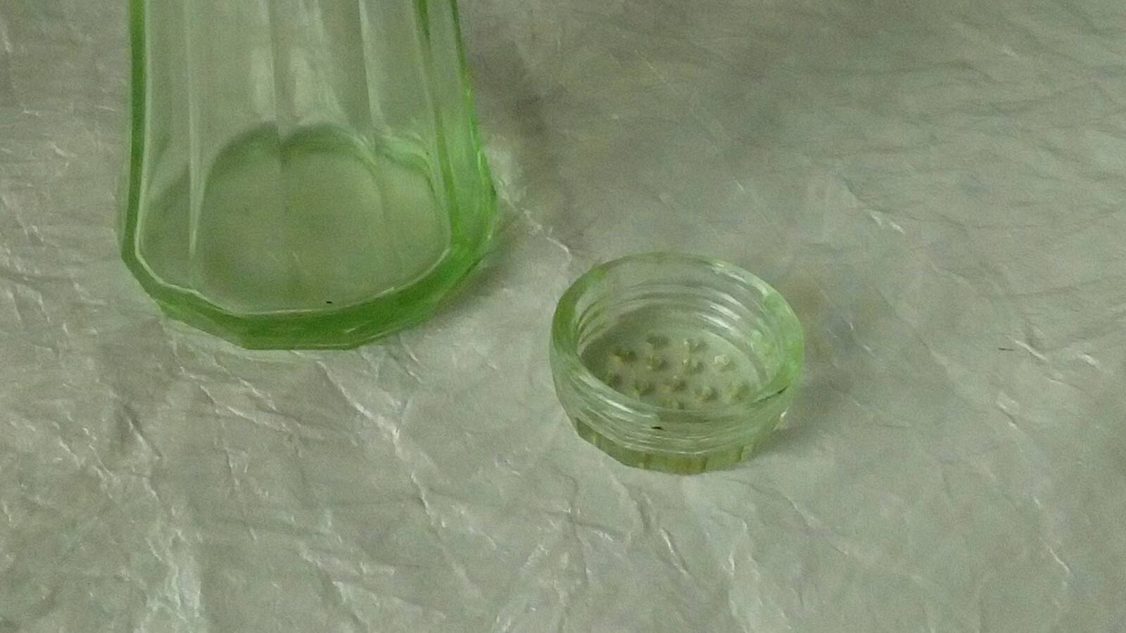 Saupoudreuse en verre en verre a facettes couleur ouraline