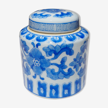 Ginger jar with Chinese patterns