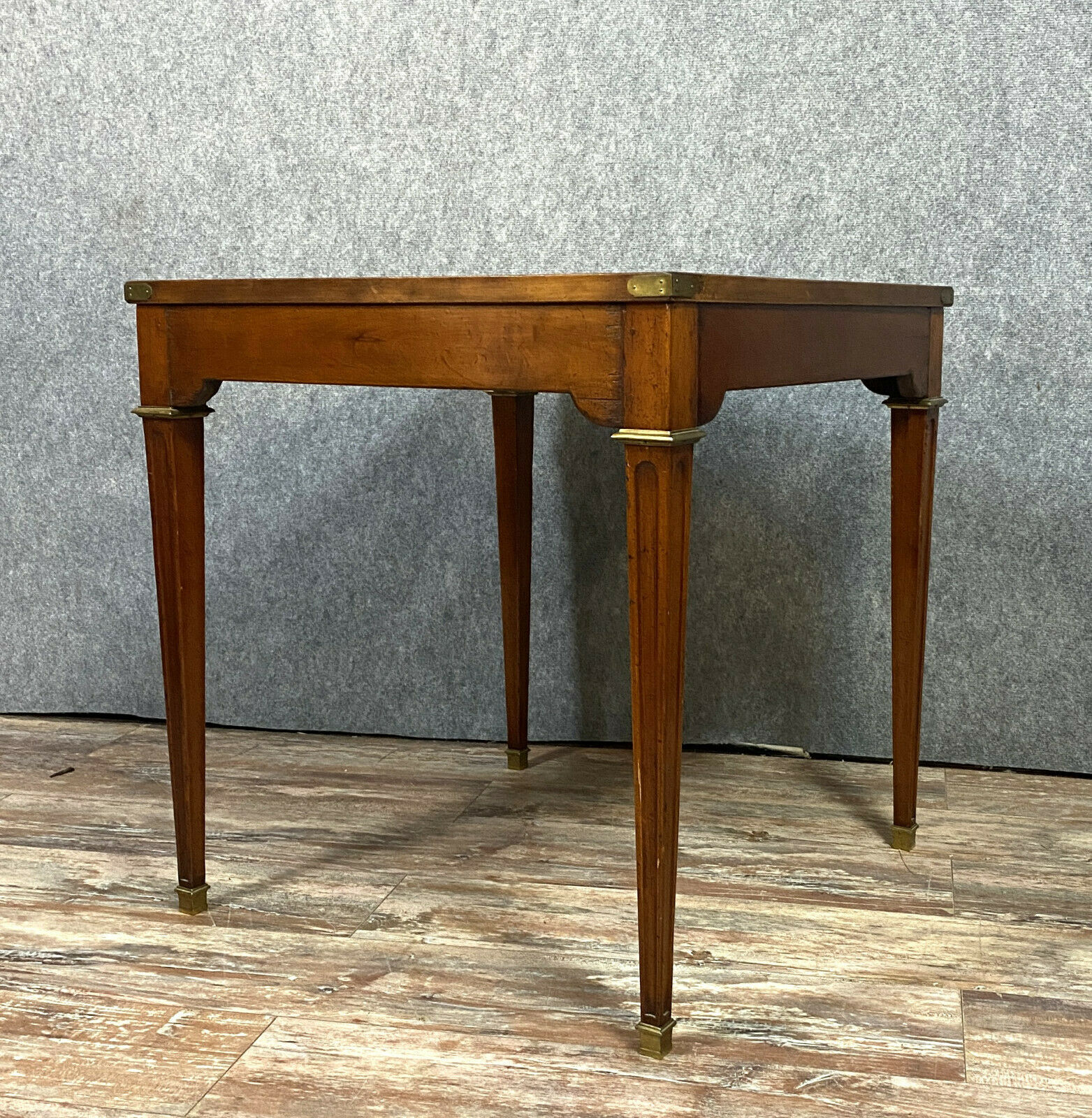 Table a jeux Louis XVI en marqueterie de bois nobles