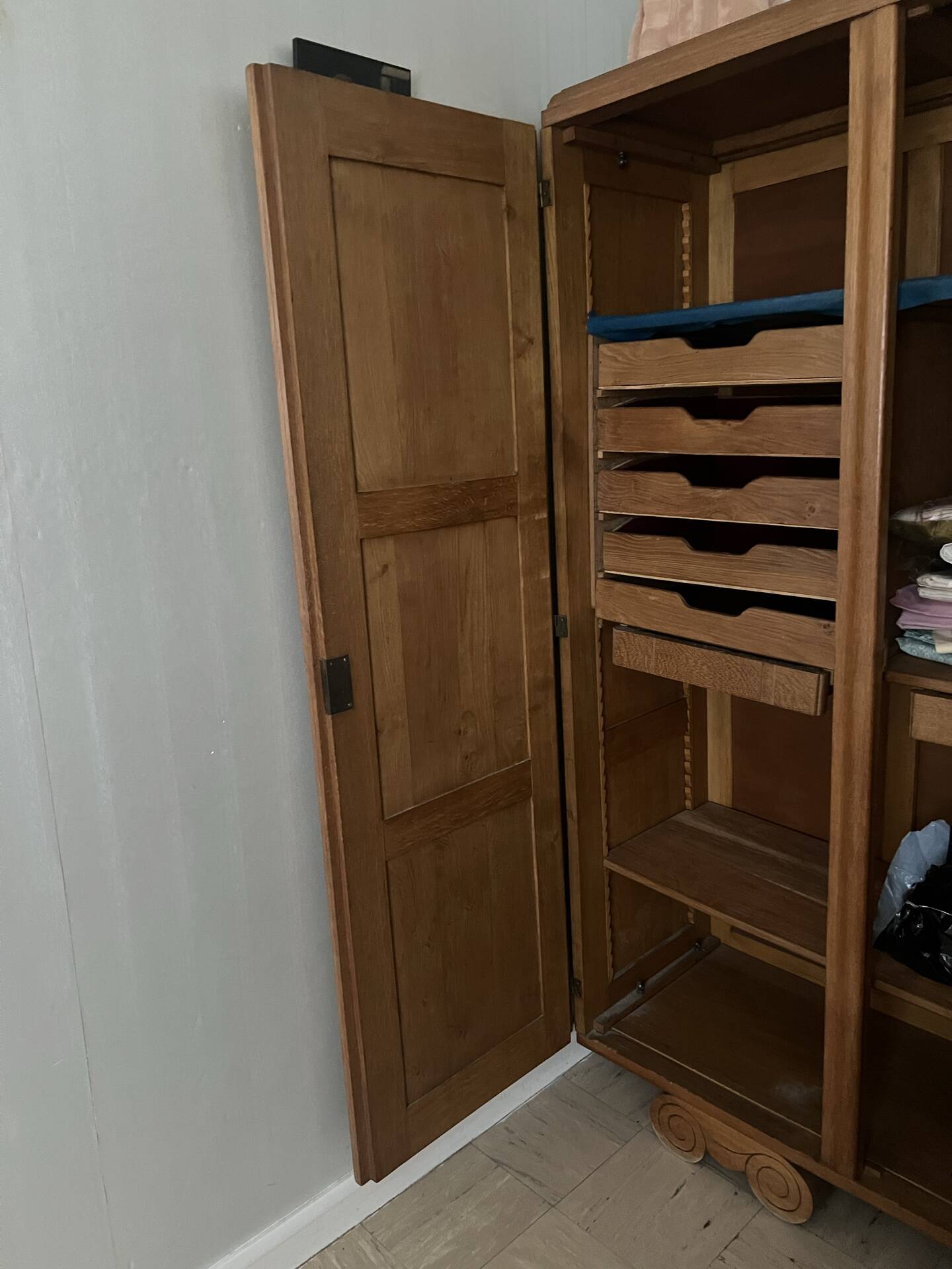 Armoire en bois art déco sculpture et moulures fleuries